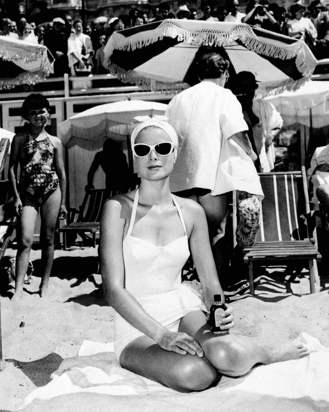 Vogue Australiaさんのインスタグラム写真 - (Vogue AustraliaInstagram)「Since the dawn of the 20th century, swimwear has been subject to revisions and revolution. A look back at the history of swimwear across the decades reveals the beach has been a place where style and politics have both clashed and aligned, the earliest (highly demure) incarnations of the swimsuit paving the way for a far more freeing mindset. In the bio link, #Vogue dives into the archives for vintage swimwear inspiration this summer, from the 1930s to now. Here, Grace Kelly in 1955. 📷 Getty Images」11月18日 15時51分 - vogueaustralia