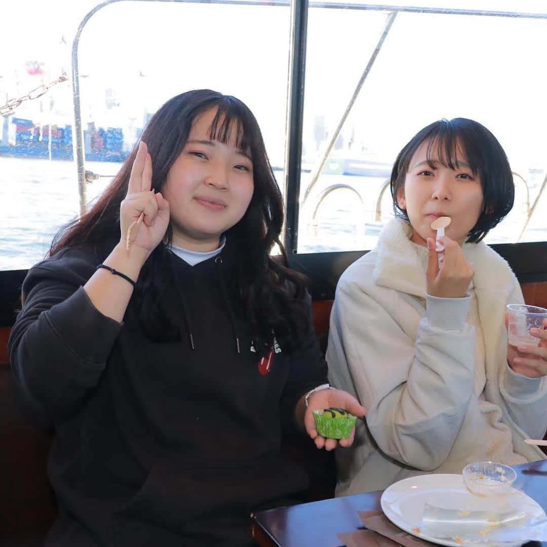 東京観光専門学校さんのインスタグラム写真 - (東京観光専門学校Instagram)「葬祭ディレクター学科1年生 海洋散骨の実習に行ってきました！ 場所は東京湾🌊  散骨の代わりにお塩、そしておくり鳩と花びらを 放つことでどこに散骨したか目印になります✿  多種多様になっている葬送の一つですね。 葬儀後のことも実践的な授業を行っていきます。 #東京観光専門学校　#葬祭ディレクター学科　#散骨実習　#海洋散骨　#散骨　#葬送　#葬儀のあと　#葬祭業界　#葬儀専門学校　#葬祭ディレクター　#AO入学受付中」11月18日 15時54分 - tokan_1967