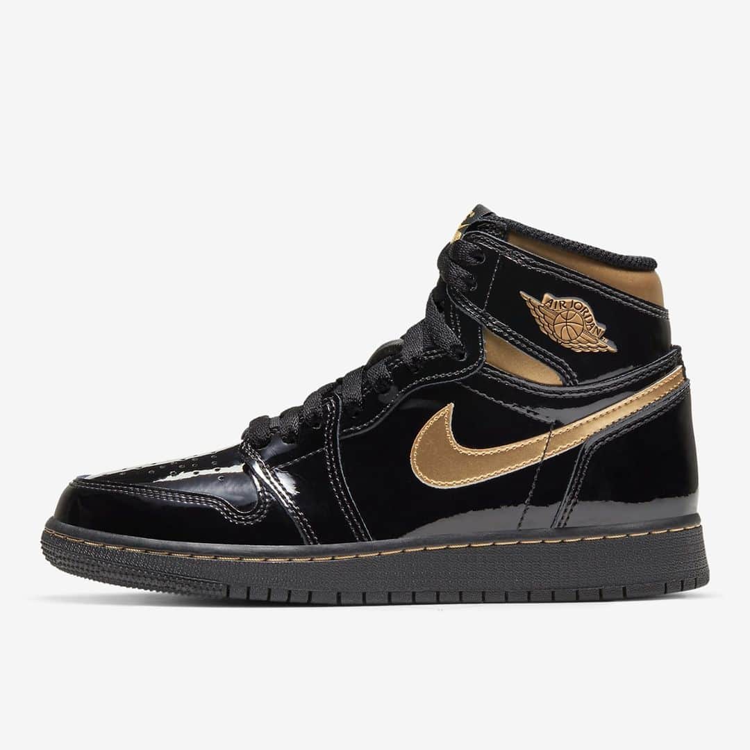 Sneaker Newsさんのインスタグラム写真 - (Sneaker NewsInstagram)「Official images of the Air Jordan 1 Retro High OG "Black/Metallic Gold" have surfaced in kids sizes. Expect a release on 11/30 for $130. Hit the link in our bio to see the full official images.」11月18日 16時01分 - sneakernews