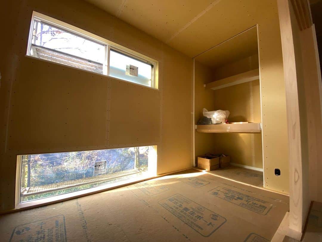 原田良也さんのインスタグラム写真 - (原田良也Instagram)「【我が家】 壁も貼られかなり家っぽくなってきました。  最初、土地に線だけで仕切られてた時は「えっ？こんなに小さいの？」と思いましたが  こうなってくるとそれなりの広さを感じれるようになりました。  決してめちゃくちゃ広いわけではないですよ😅  完成が楽しみで仕方がないです！  この間からクロス屋さんが壁紙の作業に入ってくれてますが、めちゃくちゃ丁寧でありがたい！  しかも僕たちのラジオのリスナーさん！  最高です👍👍👍  #新築 #我が家 #注文住宅 #住みます芸人の夢 #住みますんドリーム #匠工房 #インテリア高野」11月18日 16時03分 - irasshassee