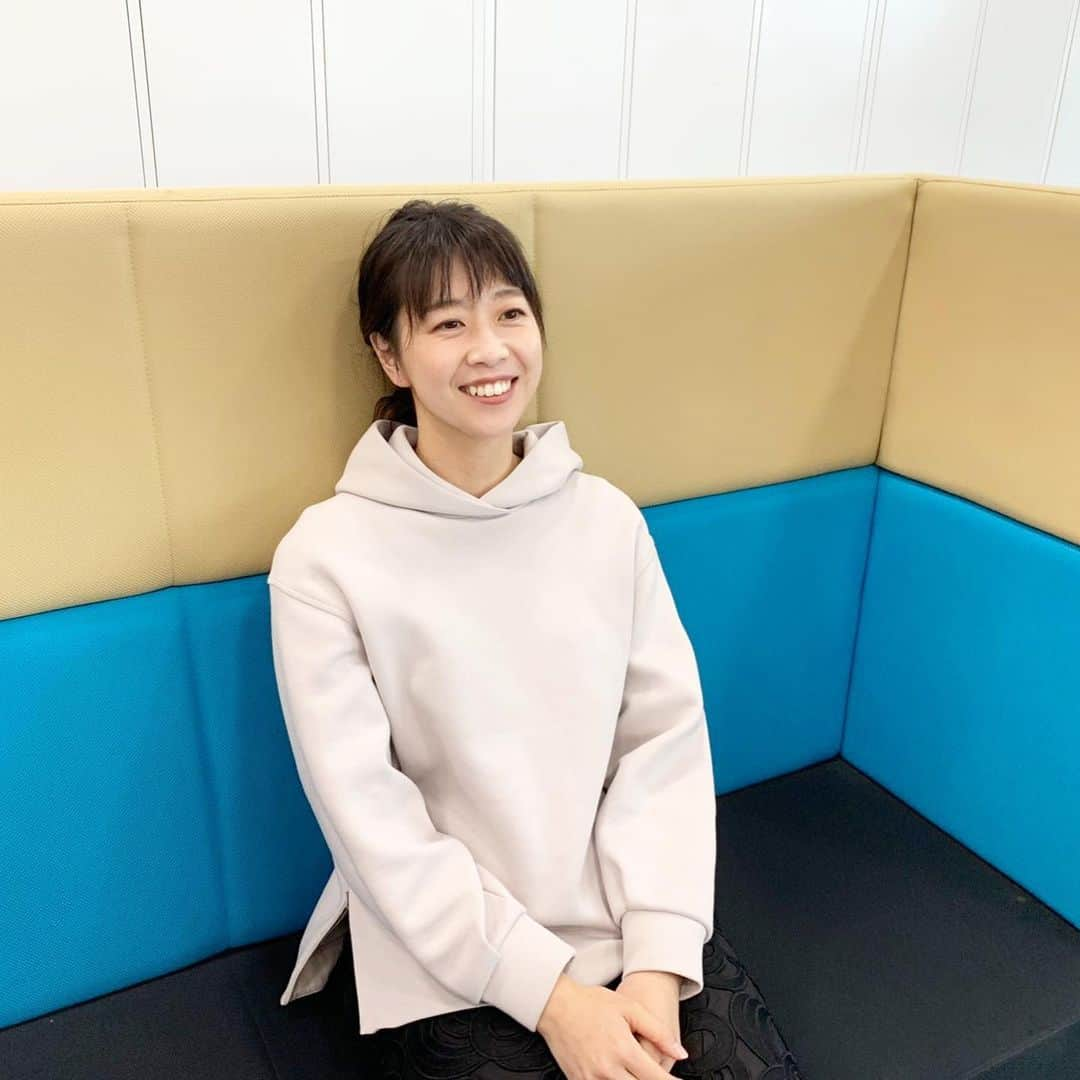 読売テレビアナウンス部さんのインスタグラム写真 - (読売テレビアナウンス部Instagram)「#他己紹介リレー 今回はわたくし #小澤昭博 が #虎谷温子 アナを紹介します！  虎谷アナは、一言で言うと #スーパーウーマン です。  何と言っても頭の回転が早い！！ す・またんでの機転の利いた仕切りと 愛ある突っ込みは私も勉強になります。  体育会系軟式テニス部出身で、 運動神経も抜群！ #フルマラソン を好タイムで２回も 完走する根性は大したものです 体育会系のさばさばとした性格もかっこいい！  そして、ご主人と協力しながらの仕事と家庭の両立も立派です！！ (勿論ご主人も立派です) 時々インスタで紹介している料理も愛情に溢れ、 素敵なママぶりも目に浮かびます。  頼もしい後輩です。 是非ともこれからのアナウンス部を 引っ張って行って欲しいです。  #ytv #関西 #体育会 #テニス #すまたん  #青森 #津軽弁 #鋭い #ツッコミ #マラソン #朝生ワイドすまたん #anna」11月18日 16時13分 - ytvana_official