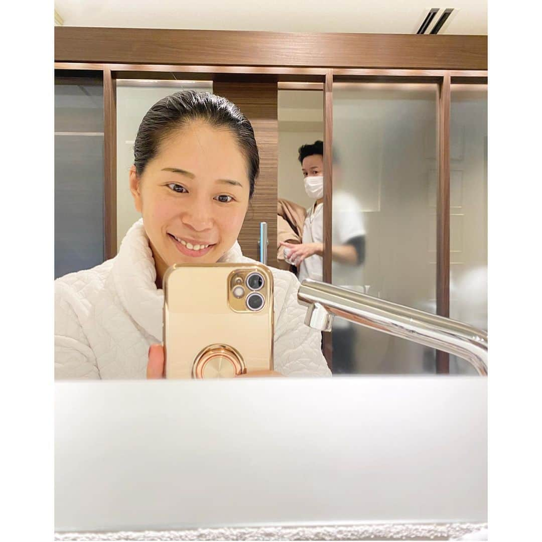 中川真依さんのインスタグラム写真 - (中川真依Instagram)「. 最近とてもお世話になっている @mima_medical_esthe 🥺✨ . 現役時代に何度も捻挫した首や肩が原因なのか、最近はひどい頭痛や肩凝りが悩みで、、、😭💦 でも、その度に美馬先生に頭皮から首、肩、肩甲骨をガッツリほぐしてもらっています🤩👌‼️✨ . 巻き肩が治り姿勢も良くなるし、肩甲骨の動きも出るので毎回スッキリ‼️ やみつきで通っています😆✨✨ . 小顔矯正もしてくれますよ😍🙌✨ . 先生も優しくて、質問にもとても丁寧にお答えしてくれるので、初めての方にもオススメです☺️🔰✨ #美馬メディカルエステ #小顔矯正 #ひと幹細胞培養美容液  #お肌つるつる #施術直後なので #アプリ加工無し #すっぴん #ゴッドハンド #優しい先生　 #ひょっこり」11月18日 16時17分 - maimai.47