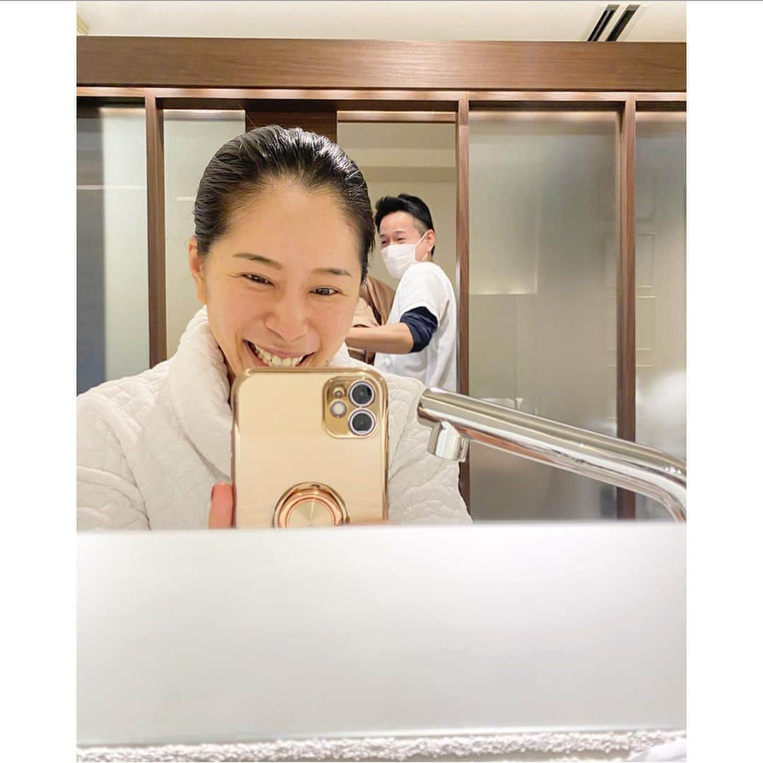 中川真依さんのインスタグラム写真 - (中川真依Instagram)「. 最近とてもお世話になっている @mima_medical_esthe 🥺✨ . 現役時代に何度も捻挫した首や肩が原因なのか、最近はひどい頭痛や肩凝りが悩みで、、、😭💦 でも、その度に美馬先生に頭皮から首、肩、肩甲骨をガッツリほぐしてもらっています🤩👌‼️✨ . 巻き肩が治り姿勢も良くなるし、肩甲骨の動きも出るので毎回スッキリ‼️ やみつきで通っています😆✨✨ . 小顔矯正もしてくれますよ😍🙌✨ . 先生も優しくて、質問にもとても丁寧にお答えしてくれるので、初めての方にもオススメです☺️🔰✨ #美馬メディカルエステ #小顔矯正 #ひと幹細胞培養美容液  #お肌つるつる #施術直後なので #アプリ加工無し #すっぴん #ゴッドハンド #優しい先生　 #ひょっこり」11月18日 16時17分 - maimai.47