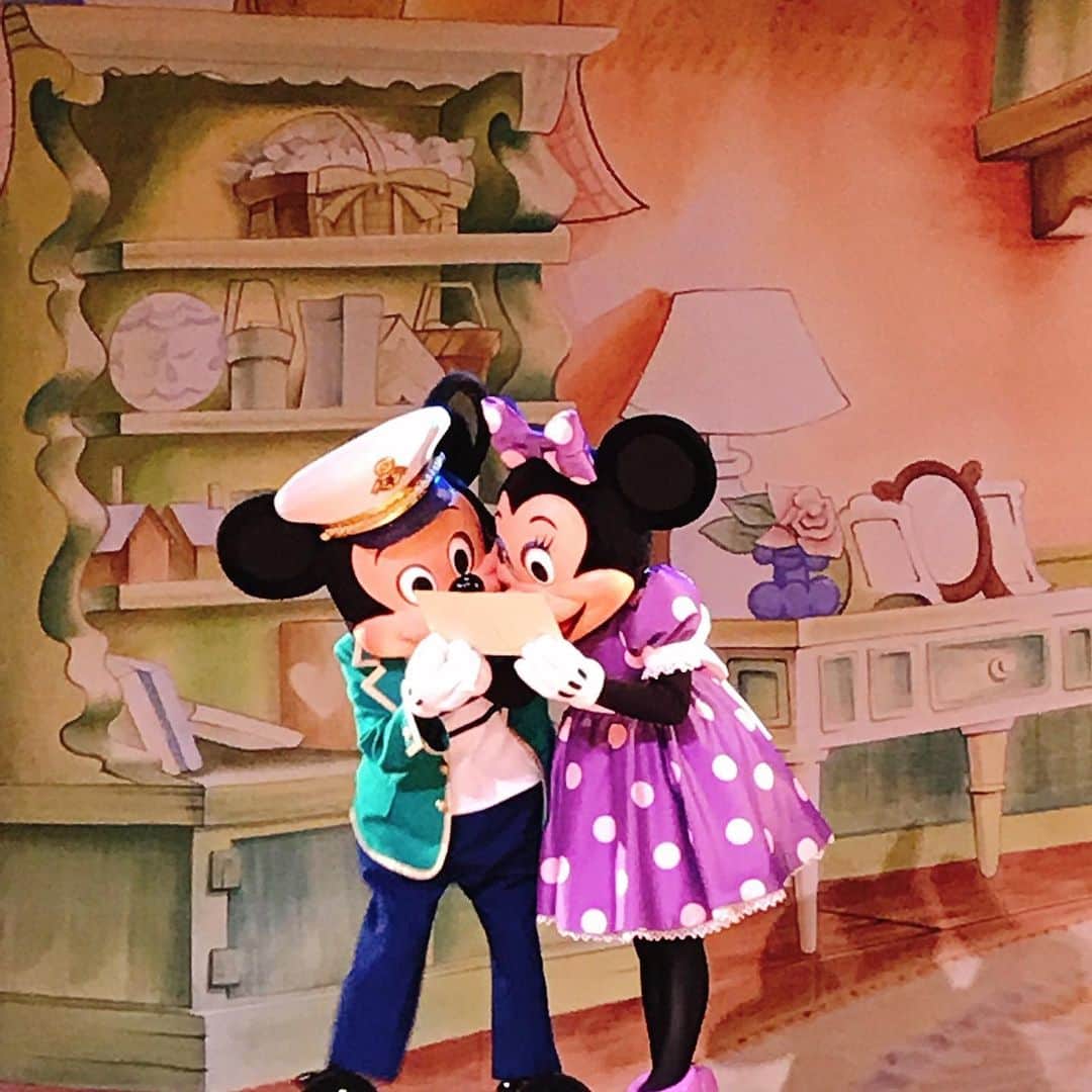 浜田由梨のインスタグラム：「夢と魔法と愛と希望と友情💓 永遠に憧れのふたり♡ はやく世界が元気になって、またミッキーにハグしたい。 #happybirthday #mickeymouse #minniemouse #disneyland #disney #disneysea #mickeyandminnie #❤ #disneygram」