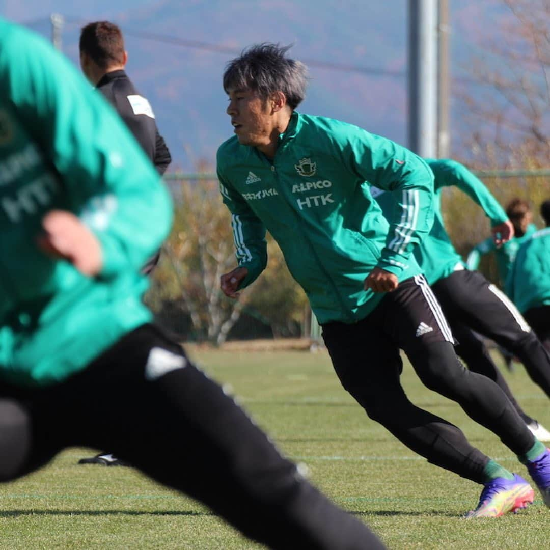 松本山雅FCさんのインスタグラム写真 - (松本山雅FCInstagram)「今日のトレーニング  #yamaga #髙木彰人 #アウグスト #乾大知 #村越凱光」11月18日 16時25分 - matsumoto.yamagafc