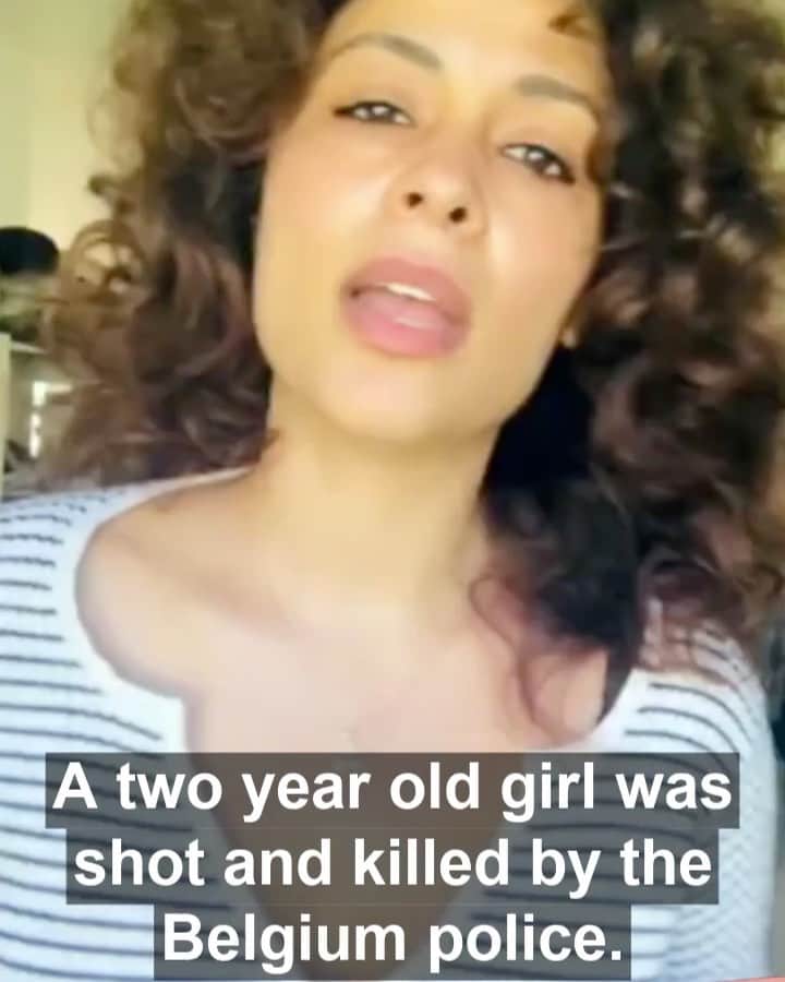ヤスミン・アル＝マスリーのインスタグラム：「This is for Mawda and every child around the world who’s right to live was taken away from them by an irresponsible unnecessary bullet, two years ago, Mawda was in her refugee family arms when there van was followed by the Belgium police, the van was full of refugees. It’s easy to say that’s an accident and avoid trial, avoid standing in front of a judge and justify why a bullet was launched after a bus full of refugees is ok ? police officers get away with “accidental” murders hiding behind a badge or a higher authority.. it’s not ok.. The trial is coming out soon.. I hope she gets justice 🙏🏻 .. yes I am not a journalist but I am a human being who cares.. for the accurate data and news you can follow #justice4mawda @justice4mawda #policebrutality #belgiumpolice #belgium #justice #love 🙏🏻 let #children grow #play #dream #thrive .. we are all #refugees」