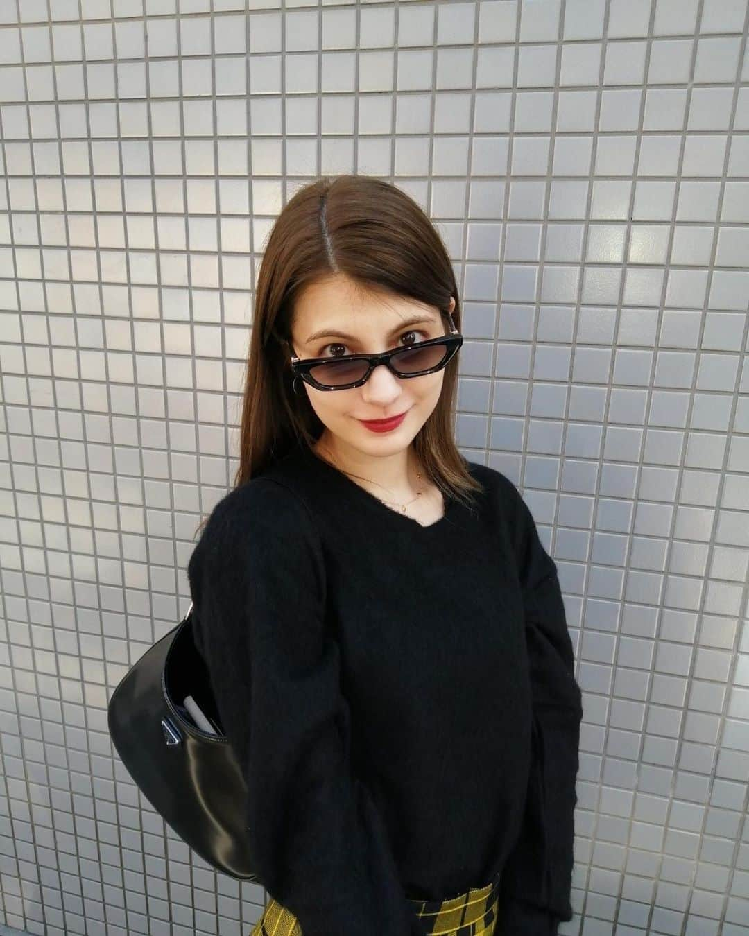 マギーさんのインスタグラム写真 - (マギーInstagram)「💛🐝  Skirt: @keitamaruyama  Knit: @johnlawrencesullivan_official Bag: @prada Sunglasses: @chromeheartsofficial」11月18日 16時40分 - maggymoon