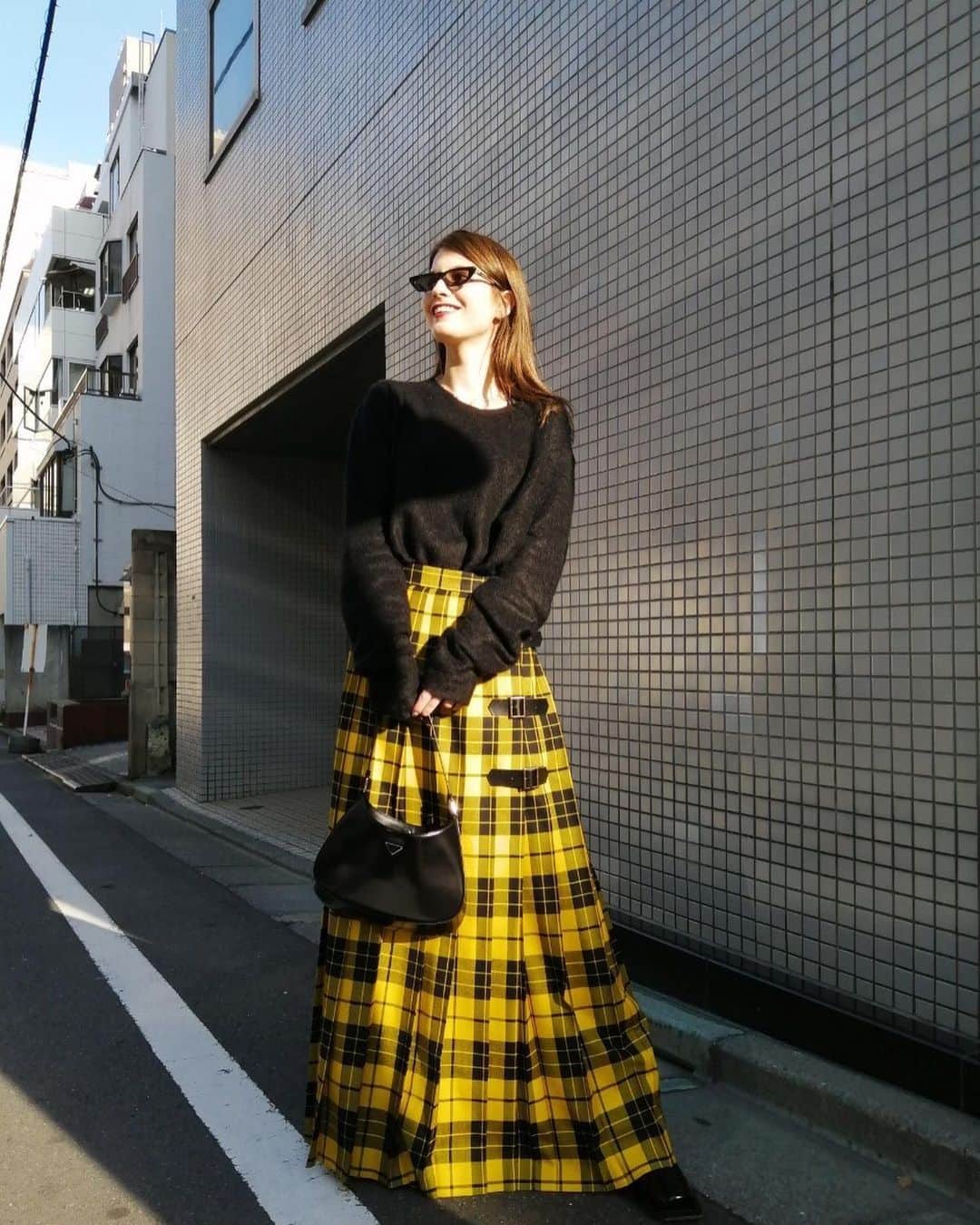 マギーさんのインスタグラム写真 - (マギーInstagram)「💛🐝  Skirt: @keitamaruyama  Knit: @johnlawrencesullivan_official Bag: @prada Sunglasses: @chromeheartsofficial」11月18日 16時40分 - maggymoon