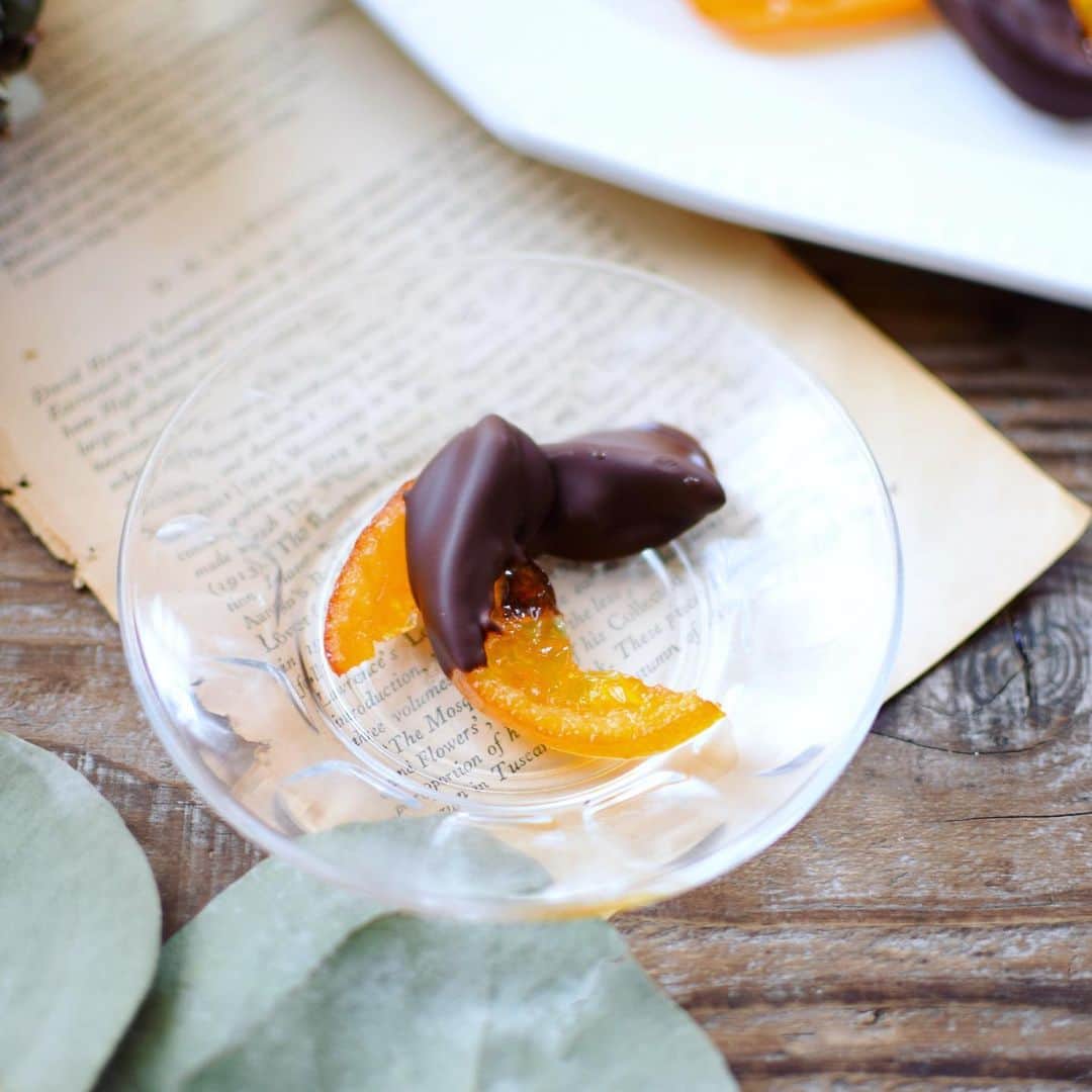 nao_cafe_さんのインスタグラム写真 - (nao_cafe_Instagram)「こんにちは😊 大好きなオランジェット作りました。 いつもはオレンジで作るところ、 今回は愛媛産の温室みかんで作りました🍊 チョコはベルギー産のチョコを。 そのままでも美味しいチョコだから溶かしつつつまみつつしながら作っていました♪ . . みかんのオランジェット、すっごく美味しいの！ 食べた瞬間はオレンジなんだけど、 噛めば噛むほどみかんの香りがしてふんわり甘い(⑅˃◡˂⑅) そしてそれにベルギー産チョコが合うー！ この組み合わせ、最強かも。 ぜひぜひお試しくださいー😊 . . #FoodMatchEU #ヨーロッパの食材 #PR  #チョコレート  #オランジェット . . #お菓子作り　#手作りお菓子　#おやつ　#手作りスイーツ #おやつタイム #みかん」11月18日 16時50分 - nao_cafe_