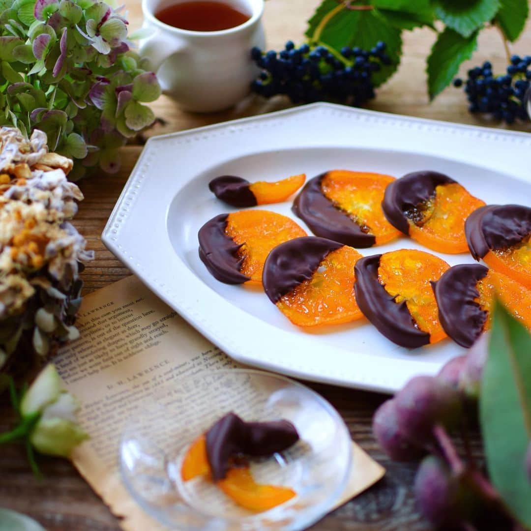 nao_cafe_のインスタグラム：「こんにちは😊 大好きなオランジェット作りました。 いつもはオレンジで作るところ、 今回は愛媛産の温室みかんで作りました🍊 チョコはベルギー産のチョコを。 そのままでも美味しいチョコだから溶かしつつつまみつつしながら作っていました♪ . . みかんのオランジェット、すっごく美味しいの！ 食べた瞬間はオレンジなんだけど、 噛めば噛むほどみかんの香りがしてふんわり甘い(⑅˃◡˂⑅) そしてそれにベルギー産チョコが合うー！ この組み合わせ、最強かも。 ぜひぜひお試しくださいー😊 . . #FoodMatchEU #ヨーロッパの食材 #PR  #チョコレート  #オランジェット . . #お菓子作り　#手作りお菓子　#おやつ　#手作りスイーツ #おやつタイム #みかん」