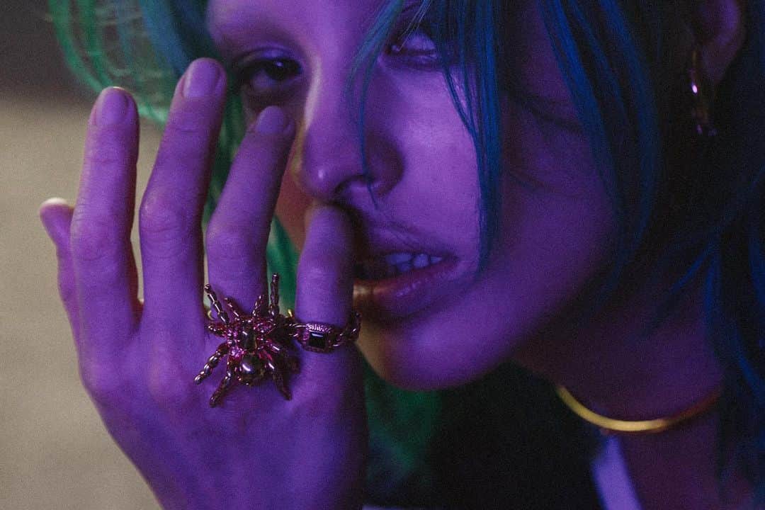 ジャスティンデイビスのインスタグラム：「2020 AW COLLECTION ⠀ “PSYCHOTIC”  酔い痴れる恍惚感 、刺激的で高鳴る胸の鼓動や感情、 快美な別世界へと魅了しジュエリーが誘うサイコティックなストーリー。 ⠀ 新作コレクションは全国直営店、オンラインストアにて発売中。 ⠀ ⠀ _________  Model: Elena Midori @elena_midori_ Takato Yano @t_san___  Music: Ryo Takahashi (pistachio studio) @aaairyo  Director: Takahito Matsuno(maxilla) @mtssn  Producer: Seiya Suzuki(maxilla) @seiya02_23  Production Manager: Yudai Ishii(maxilla) @_yudai_ishii_ Daichi Tanaka(maxilla) @tnkdddd Yohei Miyata Aoi Isobe Manji-Low  Director of Photography: Junpei Suzuki @junpeisuzuki155  Chief Assistant: Shunsuke Hamada 2nd Assistant Camera: Mizuho Matsuda  3rd Assistant Camera: Takayuki Ota   Lighting Engineer: Ryo Takahashi @ryotakahashi34  Lighting Assistant: Koichi Ito Yasuyuki Imai Junichi Amari Shinpei Kawasaki Hiroki Ikeyama Thukasa Hasegawa Ryo Ueda  Still Camera: Yu Kubo @yukubo Kenji Kitazato @kenji.87  Prop Stylist: Emi Kaneko @emi.kaneko_  Props Assistant: Sayuki Miyaushiro Yumi Kawana  Stylist: Sota Yamaguchi  Hair & Make up: MASH __________  #justindavis  #ジャスティンデイビス」