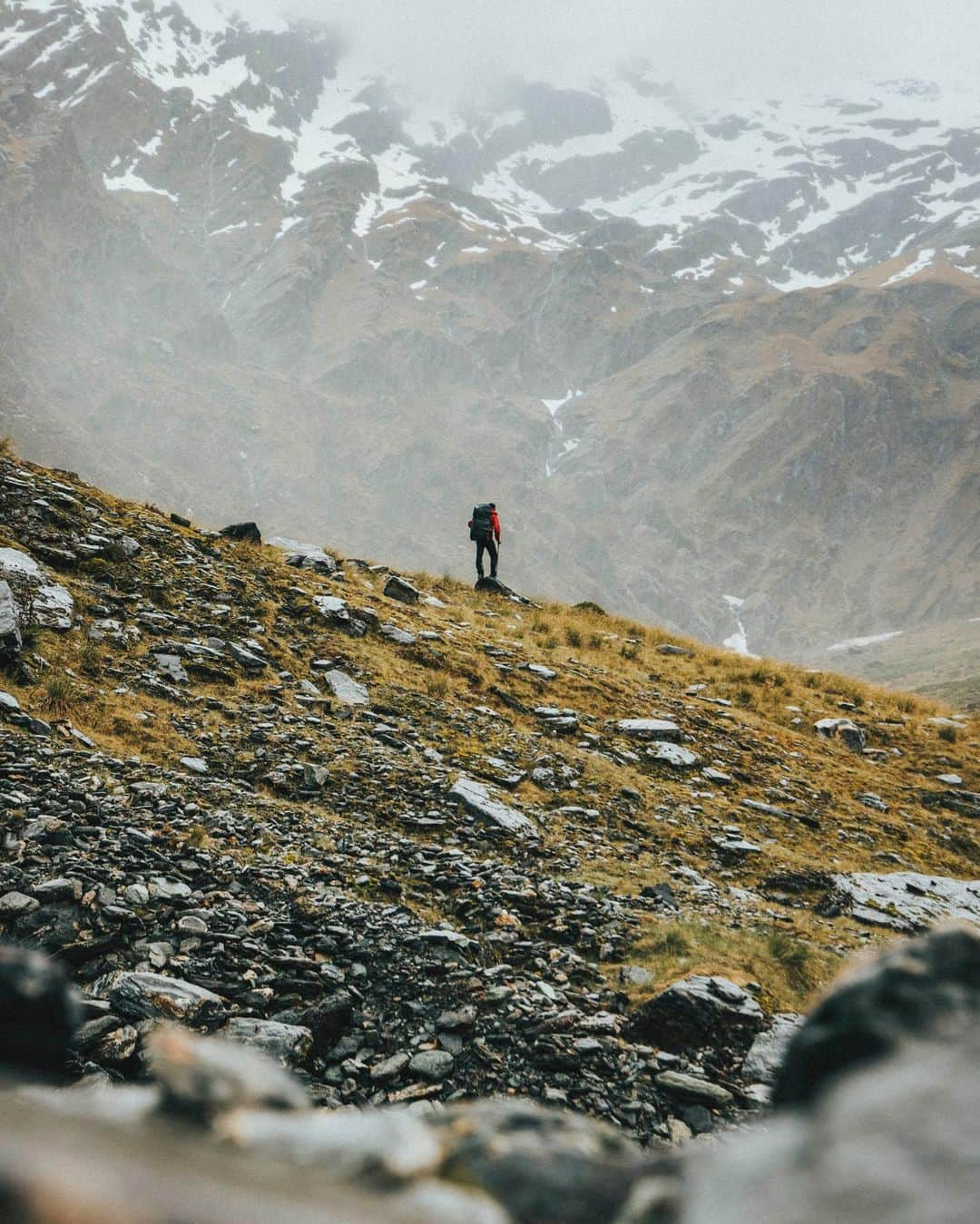 マイケル・ドーソンさんのインスタグラム写真 - (マイケル・ドーソンInstagram)「The start of something epic. This ridge signalled the first site of tHe Olivine Ice Plateau & Our route into the alpine area - hidden amongst the clouds - over the Forgotten River Col. 🦅   #explorenz #backyard #adventurenearnotfar #covidtravel」11月18日 16時57分 - mrmikedawson