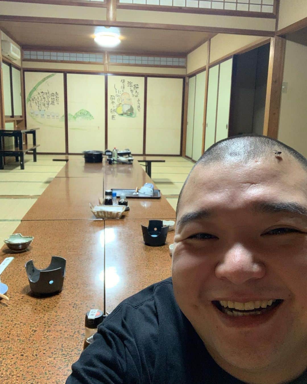 内山信二のインスタグラム：「これから琴ちゃんと2人で宴会🥳  2人なのにこのテーブルの数、、、  楽しみすぎるぅぅぅ😆  ちなみに顔についてるのはハエです😅  #篠島 #ニュー旭 #宴会 #ぽっちゃり夫婦 #内山信二 #琴」
