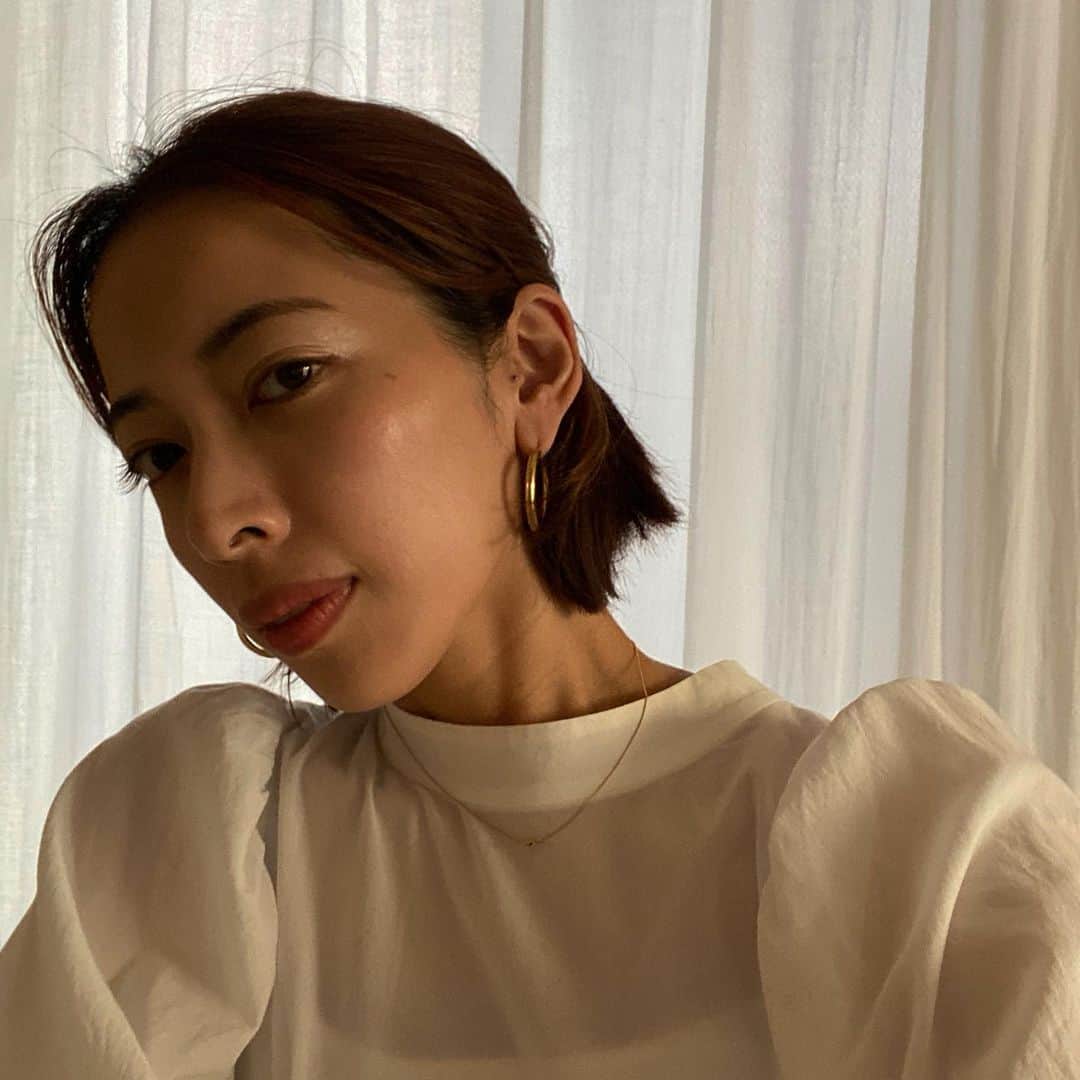 水野里砂のインスタグラム：「そろそろ髪切りましょうかね〜  お気に入りの白ブラウス🐶 何年も着てる🧸」