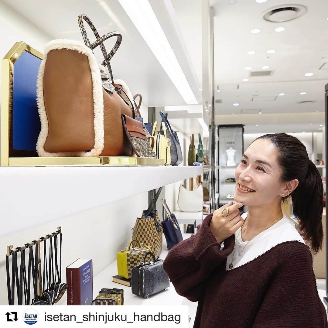 亀恭子のインスタグラム：「伊勢丹 @isetan_shinjuku_handbag  「バッグニスタ」サイトにて。  https://www.mistore.jp/shopping/feature/women_f2/bagnista1_w.html  今季の注目バッグをご紹介してます。 そしてバッグ愛を語ってます❤︎  是非見てください^ ^  #bag #baglover  #BAGNISTA  #isetanshinjuku﻿  ﻿ #バッグ #バッグニスタ #伊勢丹新宿   #Repost @isetan_shinjuku_handbag with @get_repost ・・・ 先日のBAGNISTAのポストはご覧いただけましたか⁇﻿ 正解はこの方！！﻿ 亀恭子さん （@kame_kyo）でした✨﻿ ﻿ スペシャルインタビューは明日11/18(水)に三越伊勢丹オンラインサイトにUPします📝﻿ お楽しみに❣️﻿ ﻿ ﻿ ～三越伊勢丹アプリダウンロード・会員登録キャンペーン～﻿ BAGNISTAスタートを記念して、本館1階ハンドバッグ売場にてキャンペーンを行います！﻿ ﻿ 期間：11月18日（水）〜12月25日（金）﻿ 伊勢丹新宿店本館1階＝ハンドバッグにて﻿ ﻿ ・税込み33,000円以上をご購入﻿ ・三越伊勢丹アプリをダウンロード・ログイン﻿ ・BAGNISTAページをご提示﻿ ﻿ で＜HAAN＞のハンドウォッシュ(30ml)をプレゼントいたします。﻿ ﻿ ※先着100名さま限定お一人さま１点限り、なくなり次第終了いたします。﻿ ※キャンペーンは予告無く終了することがございますので、ご了承くださいませ。﻿ ﻿ #bag #handbag #baglover #bagnista #BAGNISTA #inherbag #isetan #isetanshinjuku ﻿ ﻿ #バッグ #ハンドバッグ#バッグコーデ #バッグニスタ #バッグ大好き#伊勢丹ハンドバッグ  #インタビュー #伊勢丹 #伊勢丹新宿」