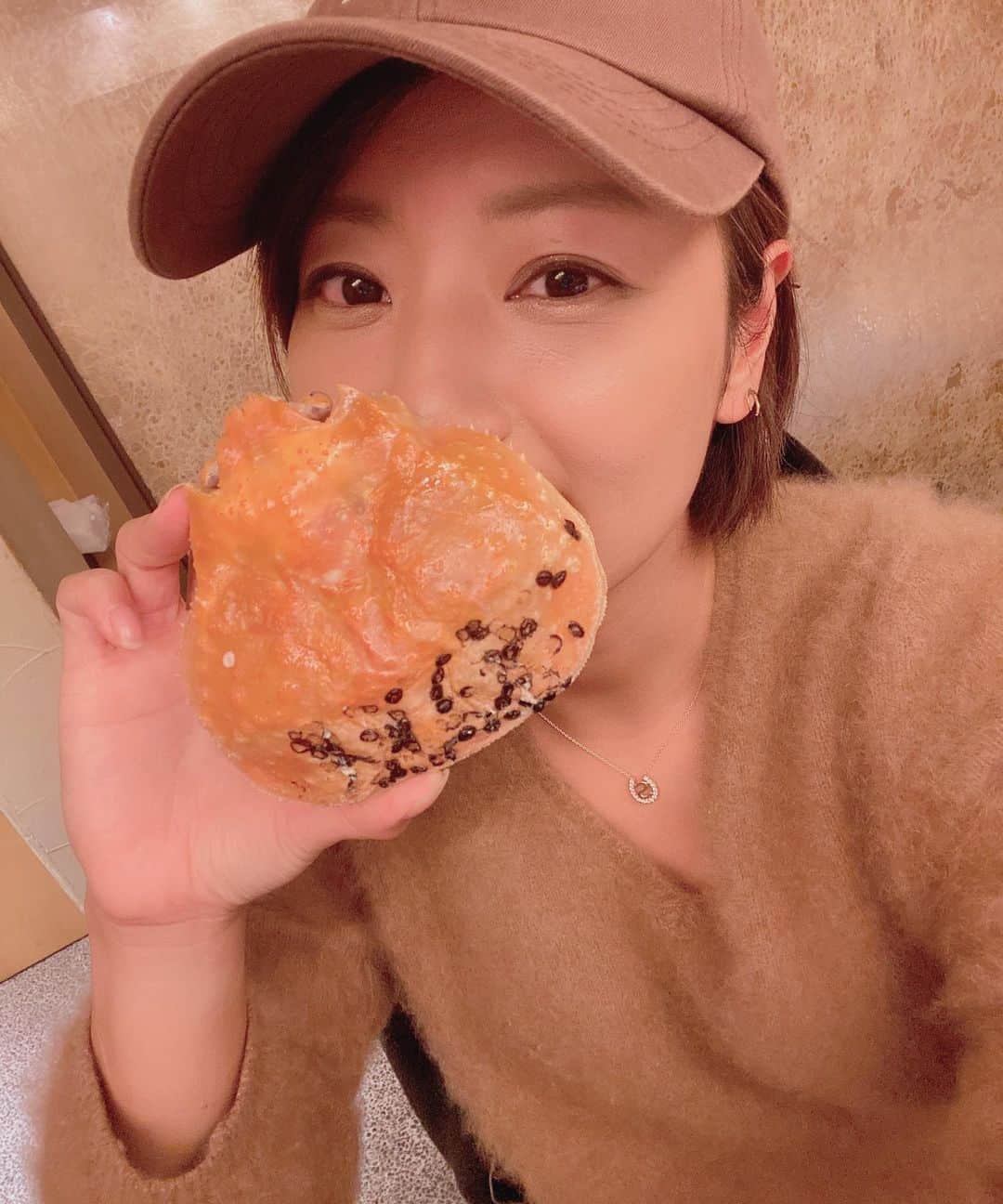 彩海のインスタグラム：「. . 今年初めての松葉蟹🦀♡ . 超希少で高級な🦀さま💕 . . 身が甘くてめちゃくちゃ美味しかった！ 生きたまま直送してもらって 行きつけのお鮨屋さんへ持ち込み 松葉蟹尽くしの夜でした〜 . . (もう松葉蟹しか食べたくないなw . . . コロナ禍なので茹で蟹をお取り寄せして お家で蟹パーティー最高なのでは😋🦀 . . タグ付けしている @hayatosurf にDMすれば送ってもらえます!! . . . #松葉蟹#蟹#蟹づくし #かに #🦀 #鳥取県#境港 #境港グルメ #直送 #酔っております」