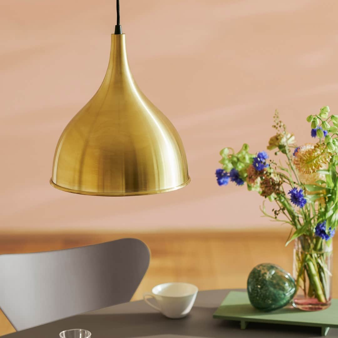 フリッツハンセンさんのインスタグラム写真 - (フリッツハンセンInstagram)「Soft lines and warm brass make the Silhuet pendant a signature  Discover more via link in bio  #fritzhansen #silhuet #johammerborg #lightingdecor #lightings #lightingdesign #Interiordesign #tabledecor #프리츠한센  #フリッツハンセン」11月18日 17時00分 - fritzhansen