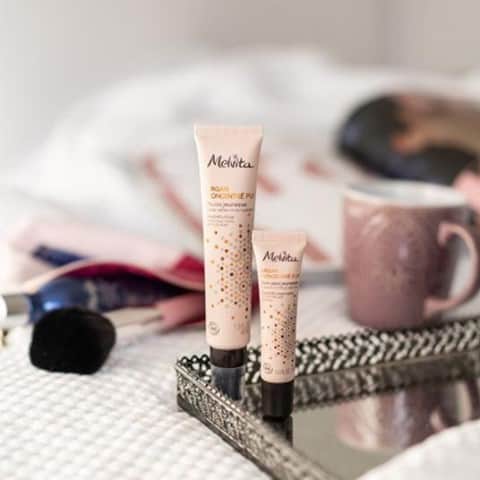 Melvita Officialのインスタグラム：「Une peau plus lisse et plus ferme en 2 gestes !  Geste 1 : Avec notre Fluide anti-âge Argan Concentré Pur, raffermissez et lissez visiblement les rides du visage tout en l’hydratant. 💆‍♀  Geste 2 : Avec notre Soin Yeux anti-âge Argan Concentré Pur réduisez les poches, repulpez et lissez les ridules autour des yeux. 👁  Et voilà, le tour est joué, vous êtes resplendissante ! ✨  Merci à @melvita.hr pour ce joli cliché  #melvita #cosmetique #bio #engagé #efficace #cleanbeauty #rituelbeauté #antiage #antirides #argan #lift」