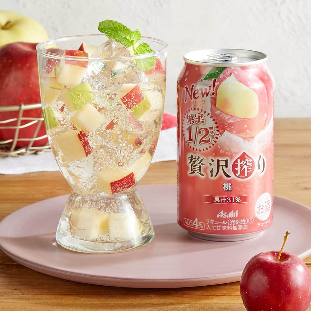 アサヒビールさんのインスタグラム写真 - (アサヒビールInstagram)「【しゃきしゃき食感🍎2種類のりんごアレンジ🍎】﻿ ﻿ 豊潤な香りとみずみずしい果汁感が特徴の「贅沢搾り 桃」に、冬のフルーツを合わせたレシピ✨2種類のりんごのしゃきしゃき食感が楽しめます😉﻿ ﻿ お好きなフルーツでアレンジしても👌﻿ 「贅沢搾り」に合わせたいフルーツをコメント💬で教えてください✨﻿ ﻿ 作ってみたら #アサヒで乾杯 をつけて投稿してね🍻﻿ ﻿ ■■■───────﻿ ﻿ ◆材料（1人分）🍽﻿ ・贅沢搾り 桃：1缶﻿ ・りんご：適量﻿ ・青りんご：適量﻿ ・ミント：適量﻿ ﻿ ◆作り方🍽﻿ ①りんごと青りんごを1cm幅の角切りにする﻿ ﻿ ②グラスに「贅沢搾り 桃」を注ぎ、“①”を入れる﻿ ﻿ ③ミントを飾る﻿ ﻿ ───────■■■﻿ ﻿ #アサヒビール #アサヒ #asahibeer #asahi #贅沢搾り #贅沢搾り桃 #超贅沢搾り #まるかじりチューハイ #まるかじり #チューハイ #酎ハイ #フルーツ酎ハイ #缶酎ハイ #アサヒの酎ハイ #chuhai #サワー #果実酒 #桃 #桃サワー #桃カクテル #カクテルレシピ #桃のお酒 #飲み方アレンジ #冬のフルーツ #青りんご #フルーツカクテル #宅飲み #家飲み #🍻」11月18日 17時00分 - asahibeer_jp