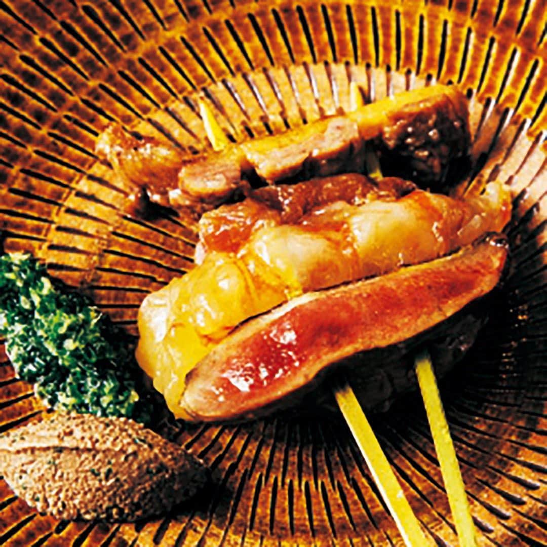 東京カレンダーさんのインスタグラム写真 - (東京カレンダーInstagram)「東京が世界に誇る名店が「串」で繋がった！﻿ 和食の『傳』とフレンチの『フロリレージュ』。﻿ ⠀⠀⠀⠀⠀⠀⠀⠀⠀﻿ 写真▷﻿ ①茄子の皮のピューレで作ったシートを本物の皮に見立ててトッピングした「なす 茄子ピューレ」。﻿ カレーオイルと4杯酢のソースを添えて﻿ ⠀⠀⠀⠀⠀⠀⠀⠀⠀﻿ ②イワシとねぎのみで作るつくねに、口当たりも軽やかな鶏レバーのムースをつけて食べる「いわし レバームー」。青魚特有の風味にレバーのコクが絶妙にマッチする　﻿ ⠀⠀⠀⠀⠀⠀⠀⠀⠀﻿ ③「ビスク 海老芋」は、オマール海老の旨みが詰まったビスクに、まったりした甘みが特徴の海老芋を合わせた濃厚な組み合わせ　﻿ ⠀⠀⠀⠀⠀⠀⠀⠀⠀﻿ ④「ブーダンノワール りんご」。﻿ 豚の血と脂で作るフランスの腸詰を串揚げにし、付け合わせの定番、りんごのピューレの代わりにりんごをガリにして添えた　﻿ ⠀⠀⠀⠀⠀⠀⠀⠀⠀﻿ ⑤「ピジョン 海老」は、味噌漬けにしたラカン産の鳩と醤油漬けにした海老を串焼きで　﻿ ⠀⠀⠀⠀⠀⠀⠀⠀⠀﻿ ⑥「タンコンフィ 茸ご飯」。﻿ セップの炊き込みご飯の上に乗っているのは、下茹でしてからコンフィにした牛タン　﻿ ⠀⠀⠀⠀⠀⠀⠀⠀⠀﻿ ⑦熱々の茶碗蒸しに冷たいモッツァレラのコントラストが楽しい「フラン 水牛モッツァレラ」。﻿ 余熱でとろけるチーズとふるふるの卵とのテクスチャーの妙も斬新　﻿ ⠀⠀⠀⠀⠀⠀⠀⠀⠀﻿ ⑧「甘味」は煎茶風味のクリームを添えた大人なプリンだ﻿ ⠀⠀⠀⠀⠀⠀⠀⠀⠀﻿ ⠀⠀⠀⠀⠀⠀⠀⠀⠀﻿ ーーinfoーーーー﻿ 店名▷ #デンクシフロリ﻿ エリア▷ #原宿﻿ 電話番号▷03-6427-2788﻿ ※お問い合わせの際は『東京カレンダーのインスタを見た』とお伝えいただければ幸いです。﻿ 住所▷渋谷区神宮前5-46-7 GEMS青山CROSS B1A﻿ ーーーーーーーー﻿ ⠀⠀⠀⠀⠀⠀⠀⠀⠀﻿ ⠀⠀⠀⠀⠀⠀⠀⠀⠀﻿ ★コースの詳細や店内の様子は﻿ 『月刊誌　東京カレンダー2020 12月号 #誘いたくなる店 』にて﻿ ⠀⠀⠀⠀⠀⠀⠀⠀⠀﻿ ーーーーーーー★ーーーーーーーー﻿ @tokyocalendar プロフィールURLの﻿ 東カレweb（アプリ）では、﻿ 高級グルメ情報や話題のレストラン、﻿ 手土産からテイクアウトグルメなど﻿ 東京のグルメ情報を幅広くご紹介。﻿ そして大人気コンテンツ、東カレweb小説や﻿ トレンドニュースも配信しております。﻿ ーーーーーーーーーーーーーーーー ﻿ ⠀⠀⠀⠀⠀⠀⠀⠀⠀﻿ #東京カレンダー #Tokyocalendar #東カレ #東京グルメ #東京美食 #food #instafood #Tokyofood #表参道グルメ #原宿グルメ　#串焼き　#焼き鳥　#japanesefood #東京おすすめ  #デートスポット #大人デート#大人デート #デートにオススメ#デートスポット #おしゃれデート  #インスタ映え　#和食　#肉づくし　#鶏肉」11月18日 17時01分 - tokyocalendar