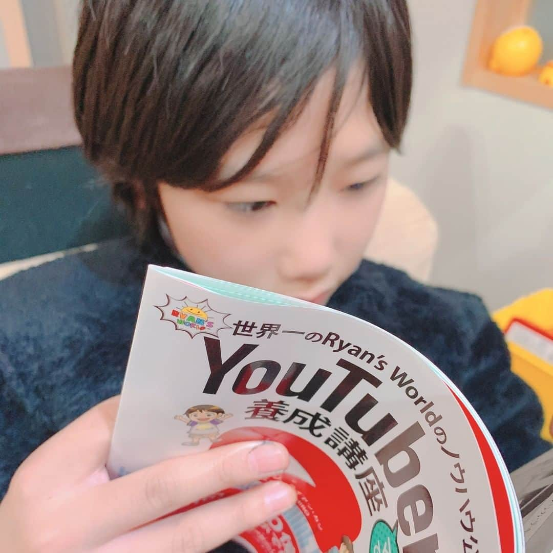 Kids Of Ninjaさんのインスタグラム写真 - (Kids Of NinjaInstagram)「Ryanパパさんの本、読んでます✨  ✼••┈┈••✼••┈┈••✼••┈┈••✼ #YouTuber養成講座 #子供との大切な時間 #きょうの息子 #成長記録 #子育てグラム #ママライフパパママ #インスタキッズ #コドモノ #コズレ #子育て中ママ #女の子ママ #男の子ママ #子育てあるある #9歳ママ #6歳ママ #兄妹ママ #ママライフカメラ #親バカ部 #スマイル育児 #子どもと暮らす #子供のいる暮らし #ママリ #まますたぐらむ #kodomo #love_kodomo_japan」11月18日 17時09分 - ninjapalette