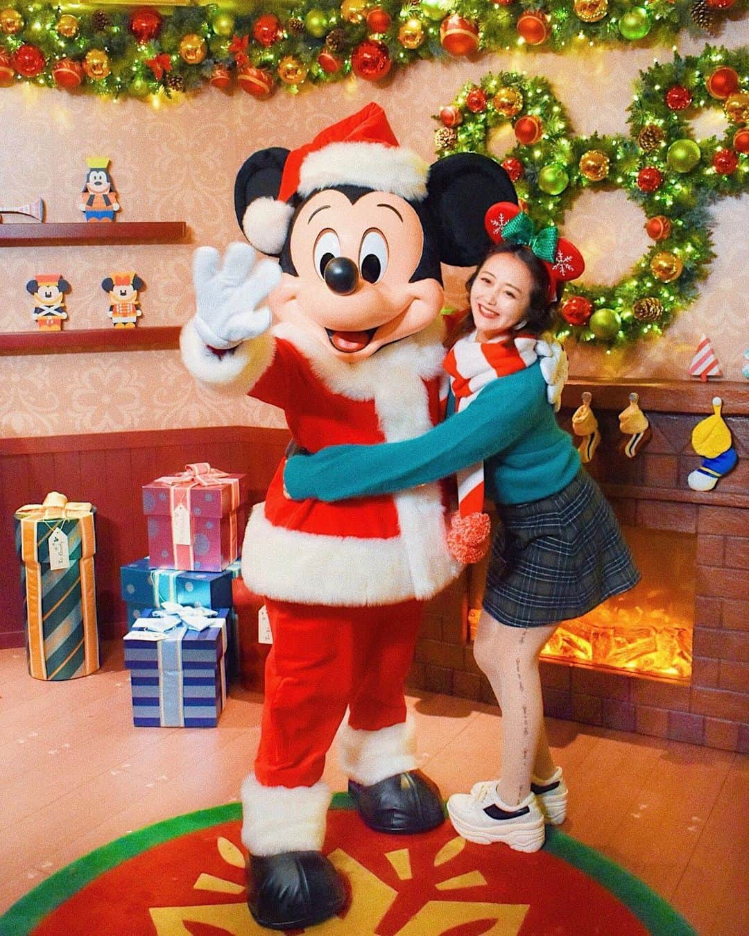 中島絢乃さんのインスタグラム写真 - (中島絢乃Instagram)「🐭🎅🏻🎄﻿ ﻿ Happy birthday 🐭🎉❤️﻿ #mickeymouse & #minniemouse 💞﻿ ﻿ 今日はたくさんの﻿ バースデー投稿が見られて﻿ お祝いムードだね😌💞﻿ ﻿ ﻿ ﻿ ﻿ またこんな風に﻿ ミッキーとハグできる日が﻿ 来ますように…🎂🌈💭﻿ 今見ると奇跡みたいな写真😳💫﻿ ﻿ 先日アップした﻿ ソーシャルディスタンスグリとの﻿ 差がすごいね🤣💥💞﻿ ﻿ 𓂃 𓈒𓏸 ‎𓂃 𓈒𓏸 ‎𓂃 𓈒𓏸 ‎𓂃 𓈒𓏸 ‎𓂃 𓈒﻿ ﻿#disneysisters_jp#中島絢乃的香港🇭🇰✈️  #ハッピーバースデーミッキー #ハッピーバースデーミニー」11月18日 17時11分 - nakajima_ayano