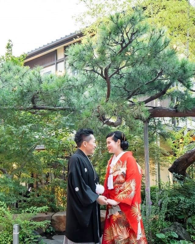 KIYOMIZU京都東山 公式さんのインスタグラム写真 - (KIYOMIZU京都東山 公式Instagram)「. 悠久の歴史が息づく東山で おふたりと大切なゲストで過ごす おもてなしの結婚式を..◎  演出から、完全フルオーダーのお料理まで 叶えたかった想いをカタチにします* . ---------------------- . @kiyomizu_kyoto_higashiyama をフォローし 【#kiyomizu京都東山】で検索してくださいね❖ . #スタイルズ花嫁 #kiyomizu花嫁  #dress #kyoto #kiyomizu #wedding #ウェディングレポ #チャペル #ブライダルフェア #プレ花嫁 #卒花 #結婚式 #結婚式場 #結婚式準備 #京都 #京都花嫁 #関西花嫁 #京都婚 #令和花嫁  #大人花嫁 #DRESSY花嫁 #シェアーズヘアメイク #ガーデンフォト #日本庭園 #和婚 #色打掛 #シニヨンヘア #清水京都東山」11月18日 17時12分 - kiyomizu_kyoto_higashiyama
