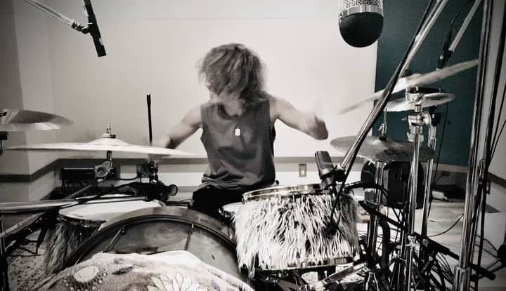 Tatsuya Amanoのインスタグラム：「Japan tourまで﻿楽しみ過ぎてヤバすぎるんで意気込みたっぷりの動画を皆さんに届けます🥁💥﻿ ﻿ 11月28日　新木場STUDIO COAST﻿ 12月6日　なんばHATCH﻿ ﻿ 🤘🏻」