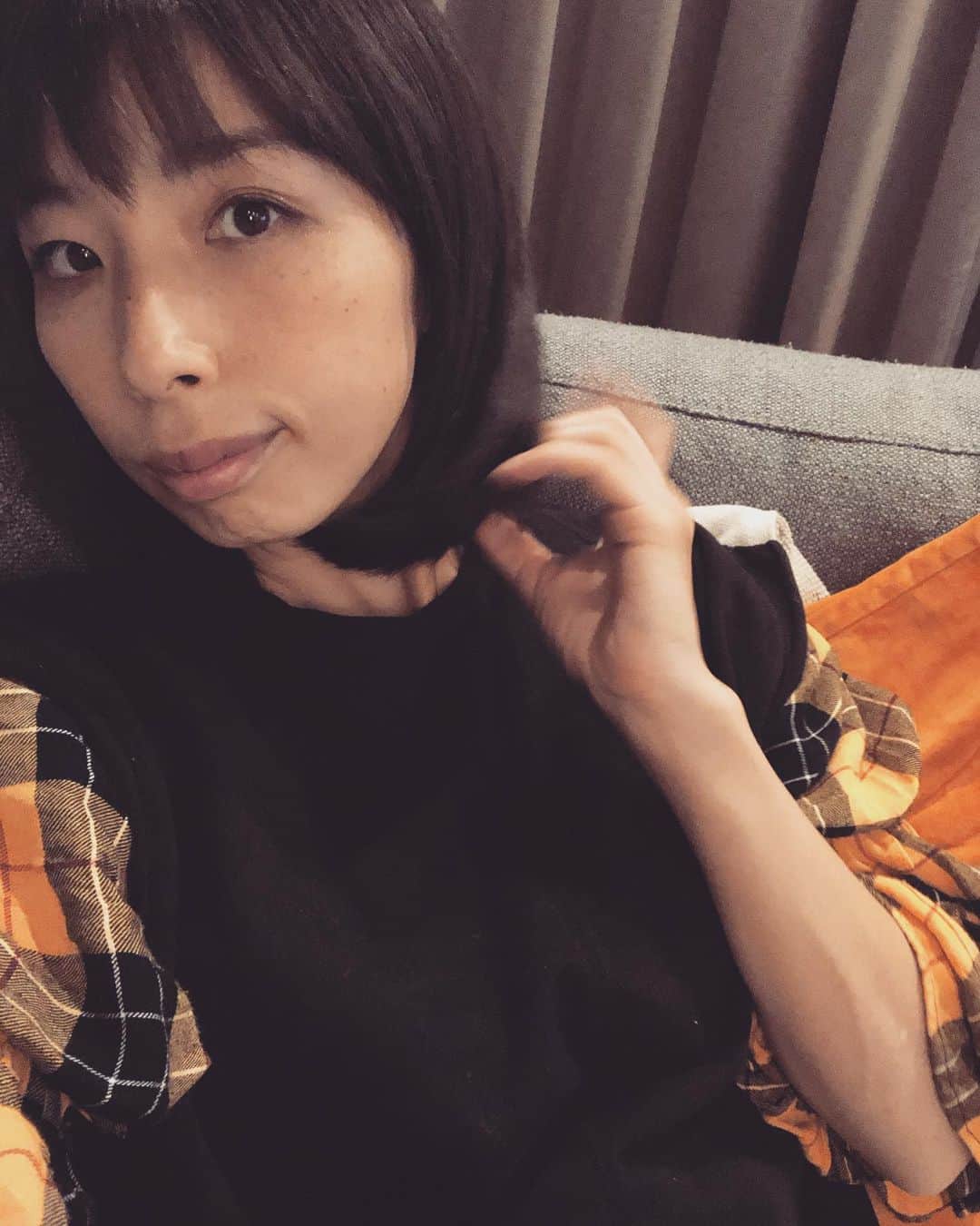 山口リサのインスタグラム：「けっこうバッサリ切ったった☺️✨ 切ったけど次どうしようかーってもう考えてる😂 ガッツリブリーチしたいけど時間が足りない😭  #伸ばしたいけど切りたい #切りたいと感じたら切る  #一生伸ばせない #それな」