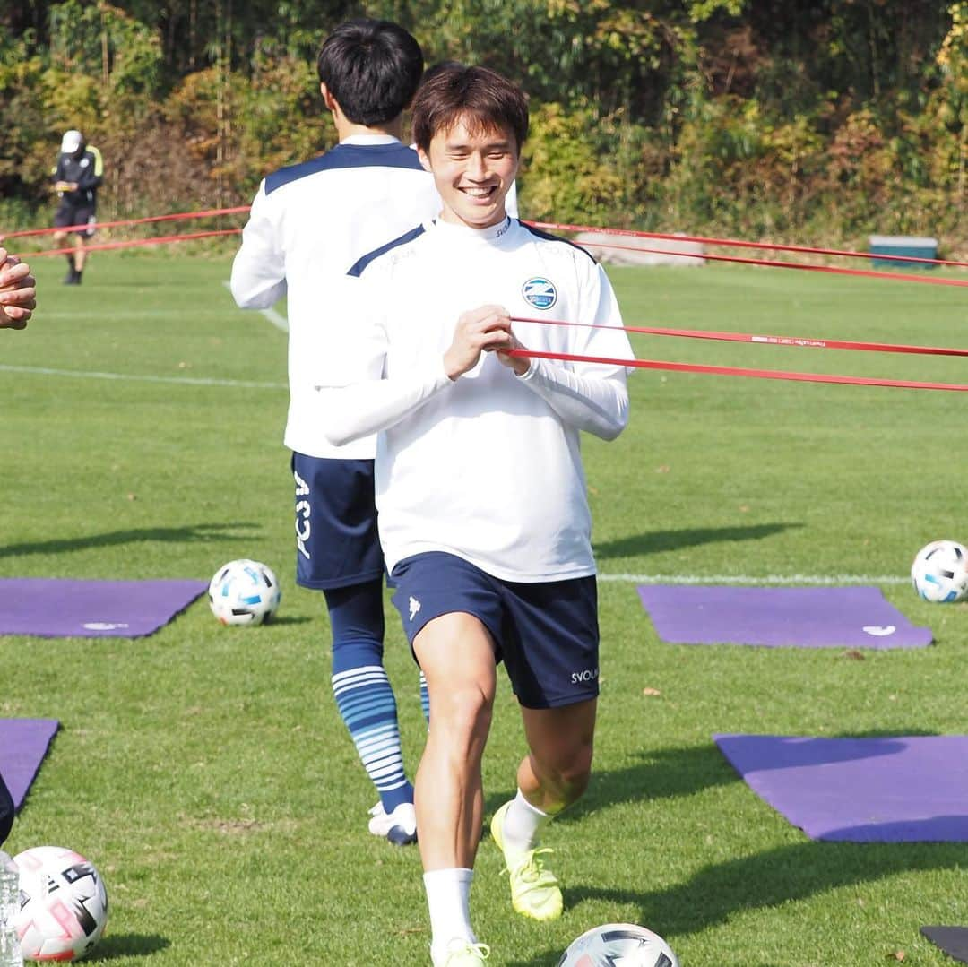 FC町田ゼルビアさんのインスタグラム写真 - (FC町田ゼルビアInstagram)「本日のトレーニングフォト(10枚)👟⚽️ スワイプしてね→📸 . 🗓11月18日(水) 1️⃣ #大谷尚輝 2️⃣ #ステファン 3️⃣ #酒井隆介 4️⃣ #橋村龍ジョセフ 5️⃣ #晴山岬 6️⃣ #ジョンチュングン 7️⃣ #吉尾海夏 8️⃣ #李漢宰  9️⃣ #井上裕大 🔟 #奥山政幸  #FC町田ゼルビア #zelvia #Jリーグ #サッカー #スポーツ #soccer #football #jleague #町田 #svolme #上の原グラウンド #トレーニング #イケメン」11月18日 22時41分 - fcmachidazelvia