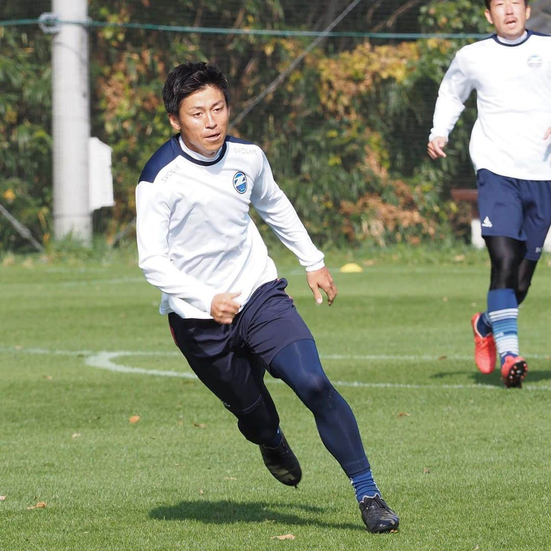 FC町田ゼルビアさんのインスタグラム写真 - (FC町田ゼルビアInstagram)「本日のトレーニングフォト(10枚)👟⚽️ スワイプしてね→📸 . 🗓11月18日(水) 1️⃣ #大谷尚輝 2️⃣ #ステファン 3️⃣ #酒井隆介 4️⃣ #橋村龍ジョセフ 5️⃣ #晴山岬 6️⃣ #ジョンチュングン 7️⃣ #吉尾海夏 8️⃣ #李漢宰  9️⃣ #井上裕大 🔟 #奥山政幸  #FC町田ゼルビア #zelvia #Jリーグ #サッカー #スポーツ #soccer #football #jleague #町田 #svolme #上の原グラウンド #トレーニング #イケメン」11月18日 22時41分 - fcmachidazelvia