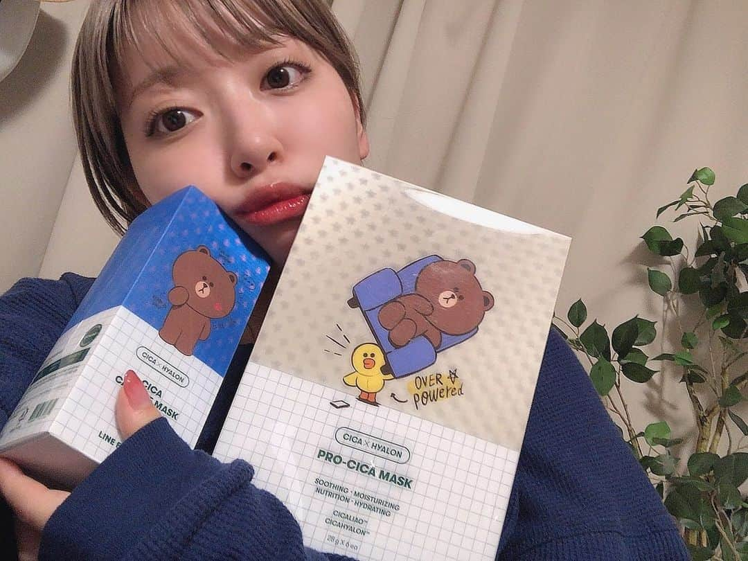 みすみのインスタグラム：「﻿ @vtcosmetics_japan 様より◡̈﻿ ﻿ 🧸LINE friends VT プロCICAマスク﻿ 🧸LINE friends VT CICAカプセルマスク﻿ ﻿ かわいい、、かわいい、、！💕﻿ ﻿ ブラウンくんがふんだんに﻿ 散りばめられている、、！🐻﻿ ﻿ 中身はお馴染みのCICAシリーズ🌿﻿ いつものプロCICAマスクもブラウン仕様🐻﻿ ﻿ カプセルマスクは夜に使ってる！﻿ 肌がワントーン明るくなるよ〜〜﻿ ﻿ プレゼントにもおすすめ🧸﻿ ﻿ #cicaマスク #cica #cicaマスクパック #cicaカプセルマスク #vtcosmetic #vtコスメ #vtコスメティック #韓国コスメレビュー #linefriends #sally #brown #ブラウン #サリー #キャラクター #韓国コスメ」