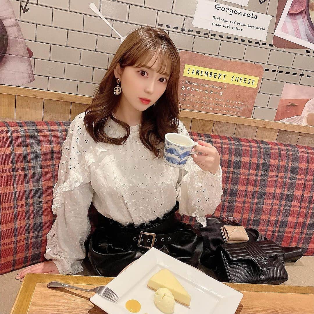 堀尾実咲のインスタグラム：「珍しく 韓国っぽいかっこしてみた🇰🇷🖤  チーズケーキ食べたよ🧀 おともだちと 秘密の計画立てたの🤫  #fashion #cordinate #corea #coreafashion #韓国ファッション #kpop #kpopfashion #cafe #チーズカフェ #cheesecake #チーズケーキ #portrait」