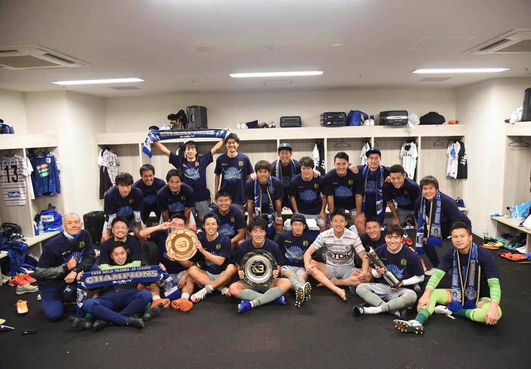 加賀健一のインスタグラム：「秋田県民の皆様 優勝しましたよ〜！！！！！！ いつも沢山の応援、ご声援本当にありがとうございます😊 秋田県のサッカーの歴史が変わりましたね。ブラウブリッツ秋田の関係者の皆様、スポンサーの皆様、そして秋田県民の皆様、本当におめでとうございます㊗️ #ブラウブリッツ秋田 #J3優勝 #加賀健一」