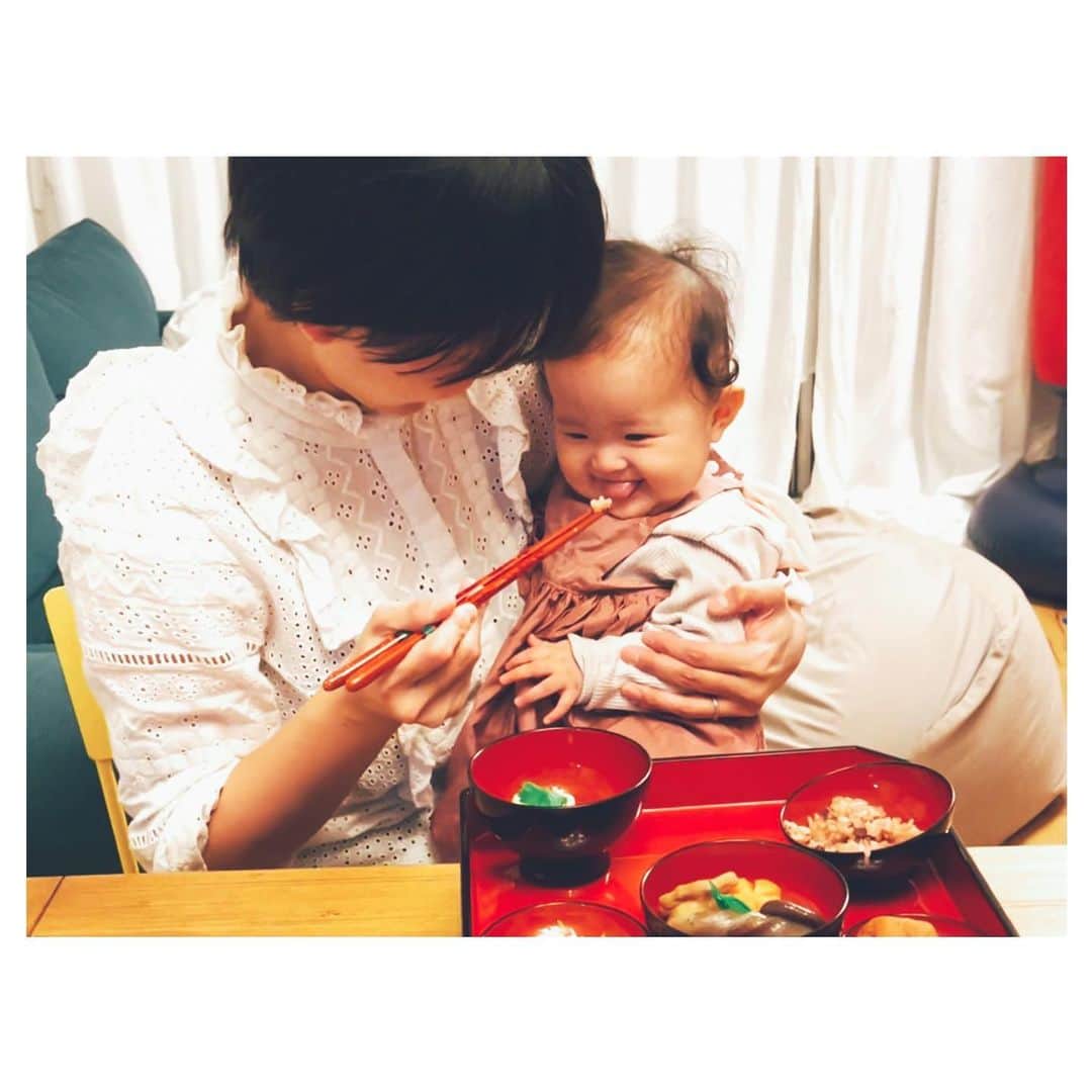 沖樹莉亜のインスタグラム：「どうにかこうに😱😂😅🙇‍♀️ そしてだいぶ日数が過ぎてからの エワのお食い初め やっとできました🙇 引っ越しでバタバタぐちゃぐちゃ 家族揃って一緒にご飯食べられる そして私に余裕がある という日が全然無くて（ごめんね😅） こんなに😱遅くなってしまったけど、、 とにかく良かった😂 途中で入る中断の嵐🌀 全部手作りにしなけりゃ良かったと 後悔しながらも 出来上がってホッとしました🤣  #お食い初め　#雑でごめんよ #本当にごめん　#3人目　#すくすく育ってね  #生後6ヶ月」