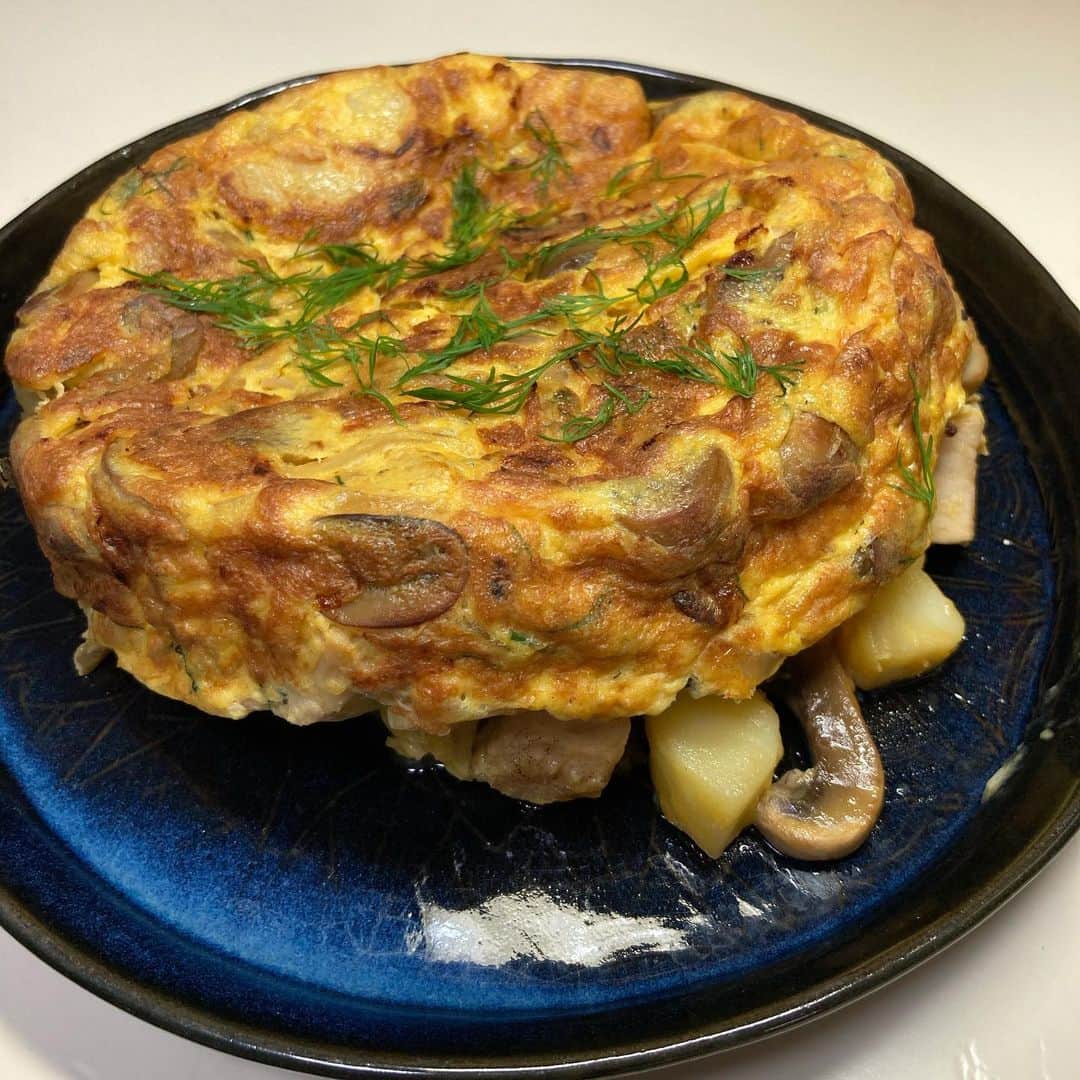 久保ミツロウのインスタグラム：「食べ切れない量のスパニッシュオムレツ(半分は冷蔵庫へ)。  こないだ鍼の帰りに寄ったカフェで久しぶりレッドベルベットケーキを発見したので持ち帰り。脳天を突くような甘さを稀に食べたくなりますね。 甘い物はサイズ的に寿司二貫分🍣くらいなら食べられると思っていたけど、もう一貫分でも身体が限界を感じてきつい。 どれも美味しかった〜。」