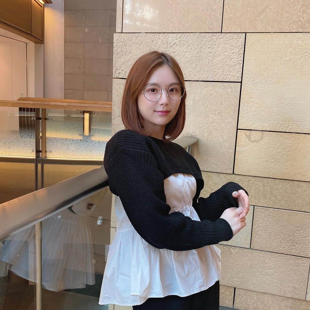 ひよんのインスタグラム：「🤍🖤 ㅤㅤㅤㅤㅤㅤㅤㅤㅤㅤㅤㅤㅤ モノトーンコーデ👻 9unqのカスタムニットトップス、 色んな着方できるから着回しできて便利☺️❤️ ㅤㅤㅤㅤㅤㅤㅤㅤㅤㅤㅤㅤㅤ パンツも9unqの #ハイウエスト楽々黒デニム だよ🥳👖 ㅤㅤㅤㅤㅤㅤㅤㅤㅤㅤㅤㅤㅤ #fashion #ootd #9unq #winter #패션 #오오티디 #코디 #겨울코디 #초겨울코디 #희영 #꾸안꾸 #ひよん #クアンク #カスタムニットトップス」