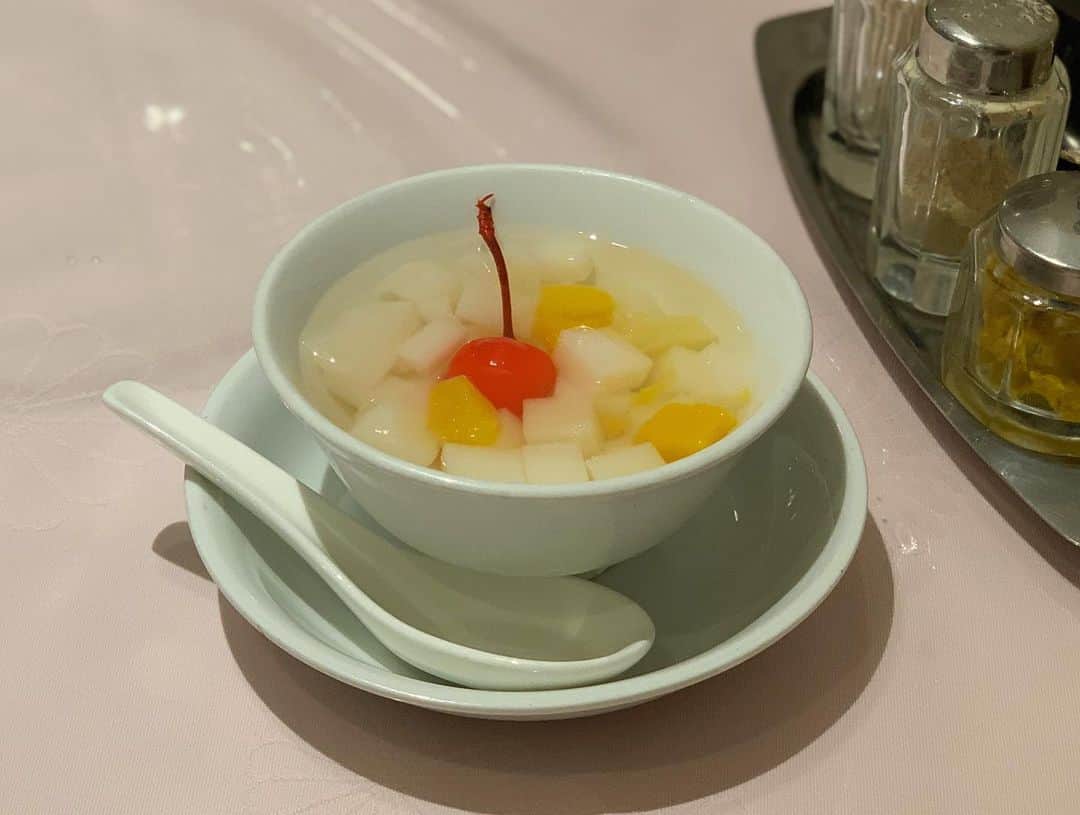 SUSURUさんのインスタグラム写真 - (SUSURUInstagram)「冷やし中華の発祥と言われるお店のうちの一つ！ もう一つは宮城県、仙台市の『龍亭』というお店と言われています。 甘味と酸味が共存したタレと程よい温度のツルシコ麺が絡む優しいお味🍥 たっぷりのトッピングも合わせて涼しい気分になれる一杯です🍜 #susuru_tv #1750日目 #揚子江菜館 #神保町 #東京 #五色涼拌麺  #うまい  #ラーメン #らーめん #ramen #ラーメン部 #ramennoodles #毎日ラーメン生活 #麺スタグラム #japaneseramen #japanramen #foodstagram #foodie #noodles #instanoodle #instaramen #instafood #susururecommended #神保町ラーメン #東京ラーメン #冷やし中華」11月18日 17時19分 - susuru_tv