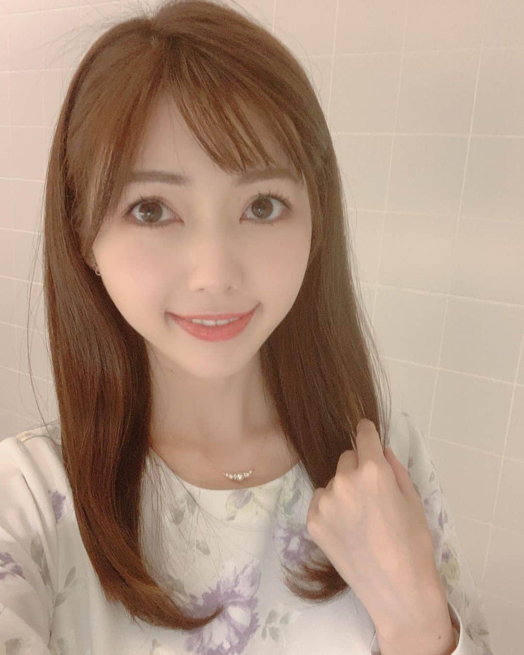 川又智菜美のインスタグラム：「こんばんは😊 ﻿ 美容院で髪をきってもらったばかりなので﻿ 珍しく全部おろしてみましたよ👩💓﻿ ﻿ 衣装は花柄のワンピース👗﻿ 色合いもとても好みでした😍﻿ ﻿ 月曜のときの衣装は﻿ ストーリーにあげてみました😚﻿ もっと活用していかなきゃですね😂﻿ ﻿ #日テレNEWS24 #N24 #衣装」