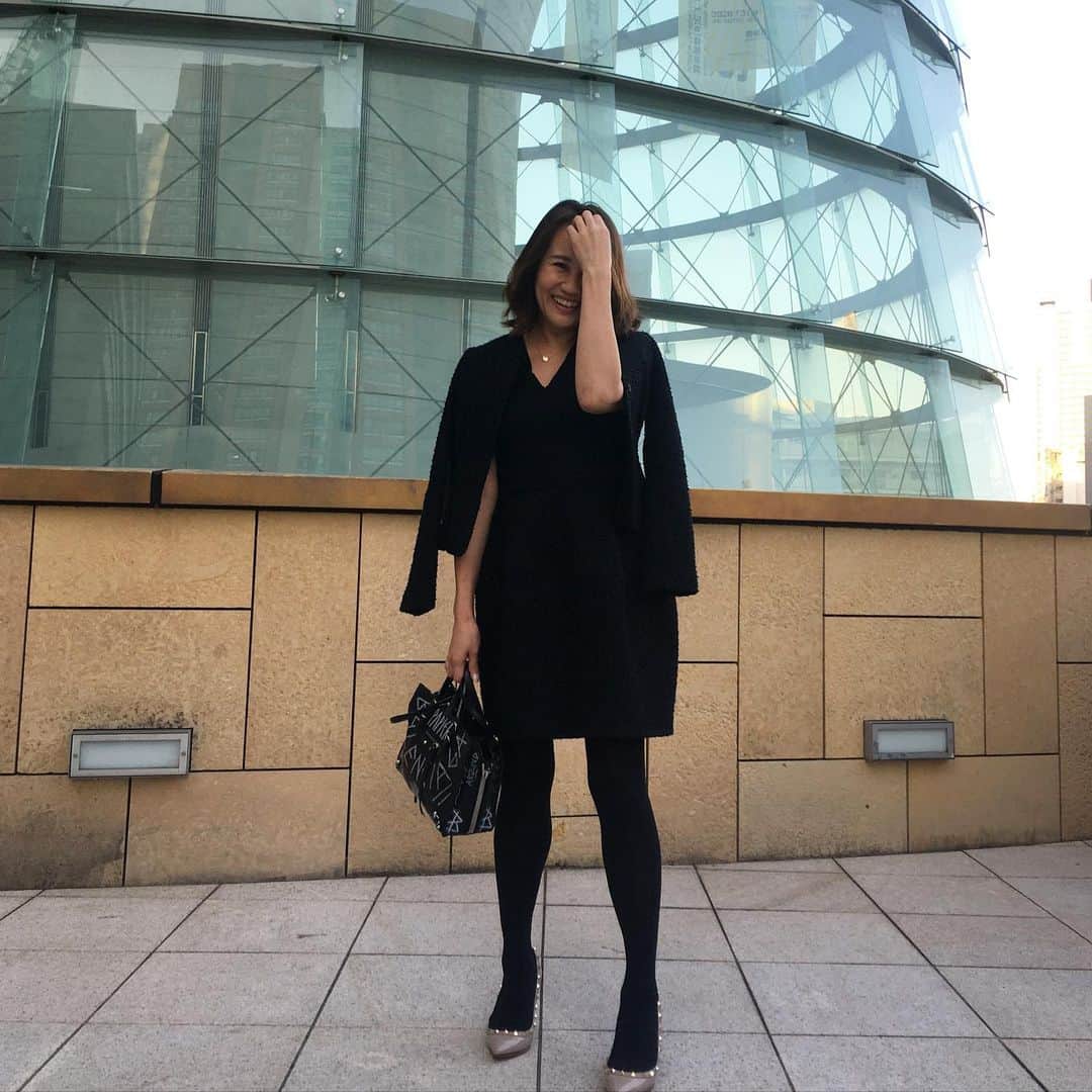 増山敬子のインスタグラム：「天気良くて本当に気持ちいい💗 こんな日は音楽を聴きながら自転車に乗って色んな場所へ行きたいっ。 って#車の免許とりなさい ですね😅 でもわたし自転車好き🚲🚲 今日は早めに帰宅できそうー💗 それだけで幸せ♡ #mamacoordinate #ワンピース#ジャケット #yokochan #ヨーコチャン #fvecフリマ  #バーニーズニューヨーク  #barneysnewyork  #バック #バレンシアガ#balenciaga  #パンプス #valentino #ヴァレンティノ #六本木ヒルズクラブ」