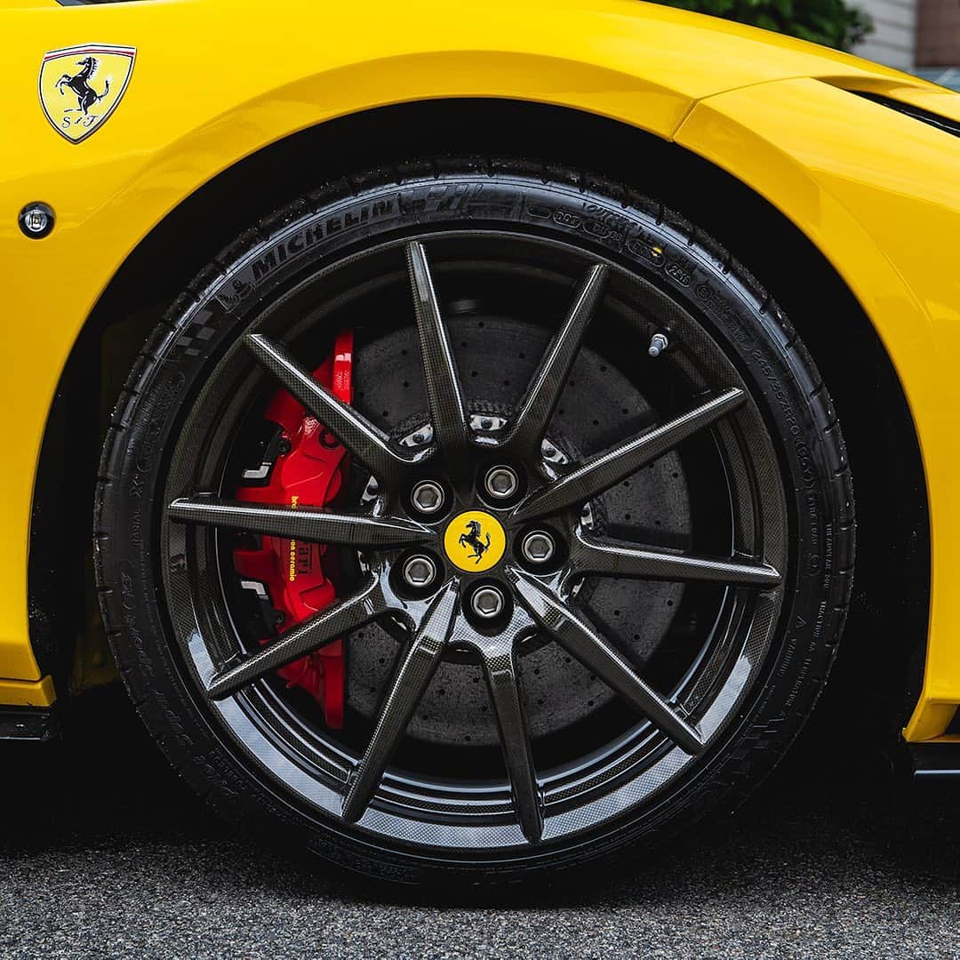 Ferrari Japanさんのインスタグラム写真 - (Ferrari JapanInstagram)「カーボンファイバーは、強度、アグレッシブさ、軽量化の要素をブレンドした、あらゆるモータースポーツに見られる素材です。 #FerrariF8Spider をさらに上のレベルに引き上げ、フェラーリ純正アクセサリーを選択する悦びを体感してください。カーボンファイバー・エアスプリッター、カーボンファイバー・フロントスポイラー、カーボンファイバー・リムを使用して車をカスタマイズして、独自のパフォーマンスステートメントを手に入れましょう。   詳細は、プロフィールリンクにアクセスしてご覧ください。  #Ferrari #CarsWithoutLimits #FerrariGenuineAccessories #CarbonFibre #フェラーリ #F8スパイダー #カーボンファイバー」11月18日 17時33分 - ferrarijpn