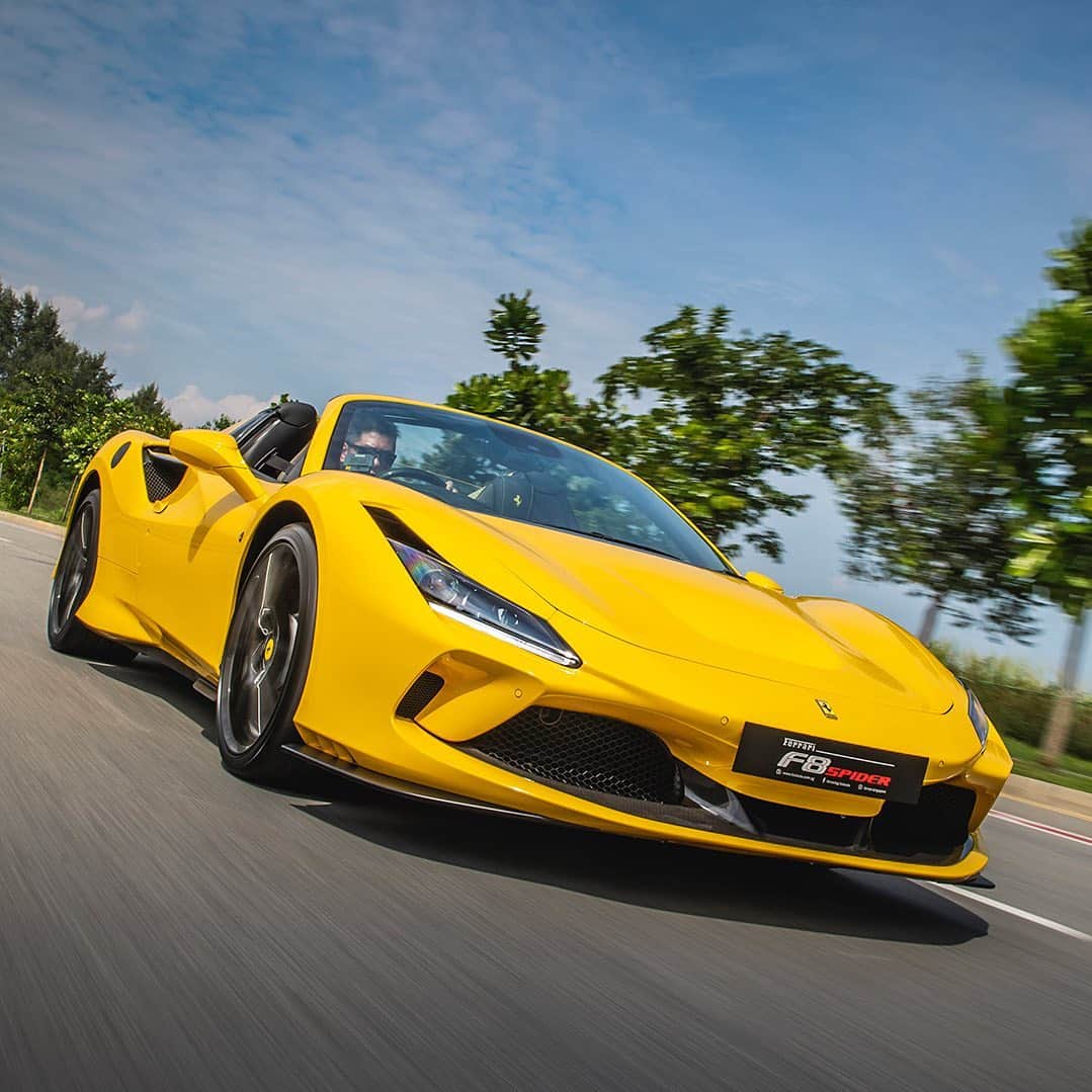 Ferrari Japanさんのインスタグラム写真 - (Ferrari JapanInstagram)「カーボンファイバーは、強度、アグレッシブさ、軽量化の要素をブレンドした、あらゆるモータースポーツに見られる素材です。 #FerrariF8Spider をさらに上のレベルに引き上げ、フェラーリ純正アクセサリーを選択する悦びを体感してください。カーボンファイバー・エアスプリッター、カーボンファイバー・フロントスポイラー、カーボンファイバー・リムを使用して車をカスタマイズして、独自のパフォーマンスステートメントを手に入れましょう。   詳細は、プロフィールリンクにアクセスしてご覧ください。  #Ferrari #CarsWithoutLimits #FerrariGenuineAccessories #CarbonFibre #フェラーリ #F8スパイダー #カーボンファイバー」11月18日 17時33分 - ferrarijpn