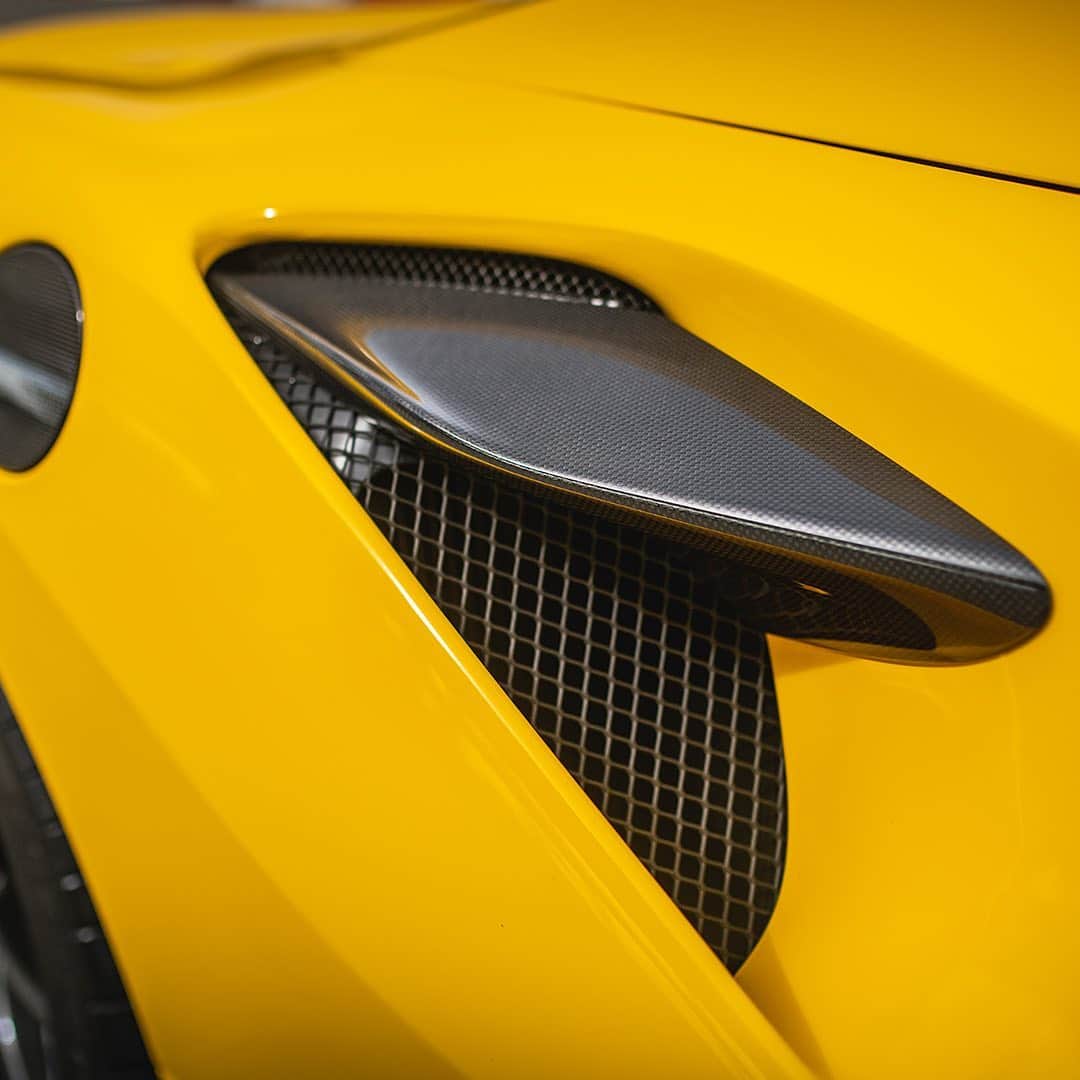 Ferrari Japanさんのインスタグラム写真 - (Ferrari JapanInstagram)「カーボンファイバーは、強度、アグレッシブさ、軽量化の要素をブレンドした、あらゆるモータースポーツに見られる素材です。 #FerrariF8Spider をさらに上のレベルに引き上げ、フェラーリ純正アクセサリーを選択する悦びを体感してください。カーボンファイバー・エアスプリッター、カーボンファイバー・フロントスポイラー、カーボンファイバー・リムを使用して車をカスタマイズして、独自のパフォーマンスステートメントを手に入れましょう。   詳細は、プロフィールリンクにアクセスしてご覧ください。  #Ferrari #CarsWithoutLimits #FerrariGenuineAccessories #CarbonFibre #フェラーリ #F8スパイダー #カーボンファイバー」11月18日 17時33分 - ferrarijpn