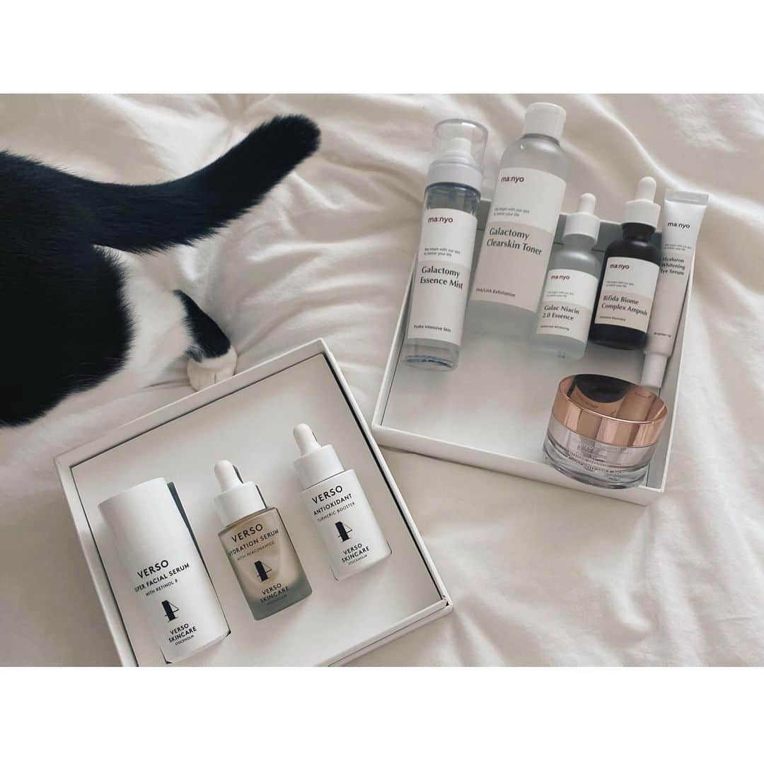 mikaのインスタグラム：「最近の肌活事情を少し✏︎✏︎  🇸🇪発のスキンケアブランド 『VERSO 』 @versoskincare  時間を逆転させることをイメージしてデザインが裏数字なんだって！ レチノール、初めて使うからドキドキしたけど刺激も少なくて1週間使ったらすっかり慣れた。 高濃度で通常の8倍の効果があるのだとか😳 目元の皺とかさ毛穴とかさ、 もろもろ目立たなくなれなれー🙏  公式サイトは日本への発送がまだできないようなのでこちらから↓ https://www.lookfantastic.jp/brands/verso.list  あと、美しいおみきちゃん　@omikiyan718  の影響うけまくって使い始めた  🇰🇷@manyofactory_japan  がすごい🥺💓 優しいお値段でこれはすごい🥺 前より毛穴が目立たなくなってきたような気がするもん🥺 もうわたしも魔女仲間だよ🤝🧙‍♀️ ありがとうおみきちゃん🥺💓💓💓 またおすすめあったら教えてほしー🙏💓  #versoskincare #ヴェルソ#レチノール #魔女工場#まにょ #manyofactory #なくなれ毛穴 #なくなれ小じわ」