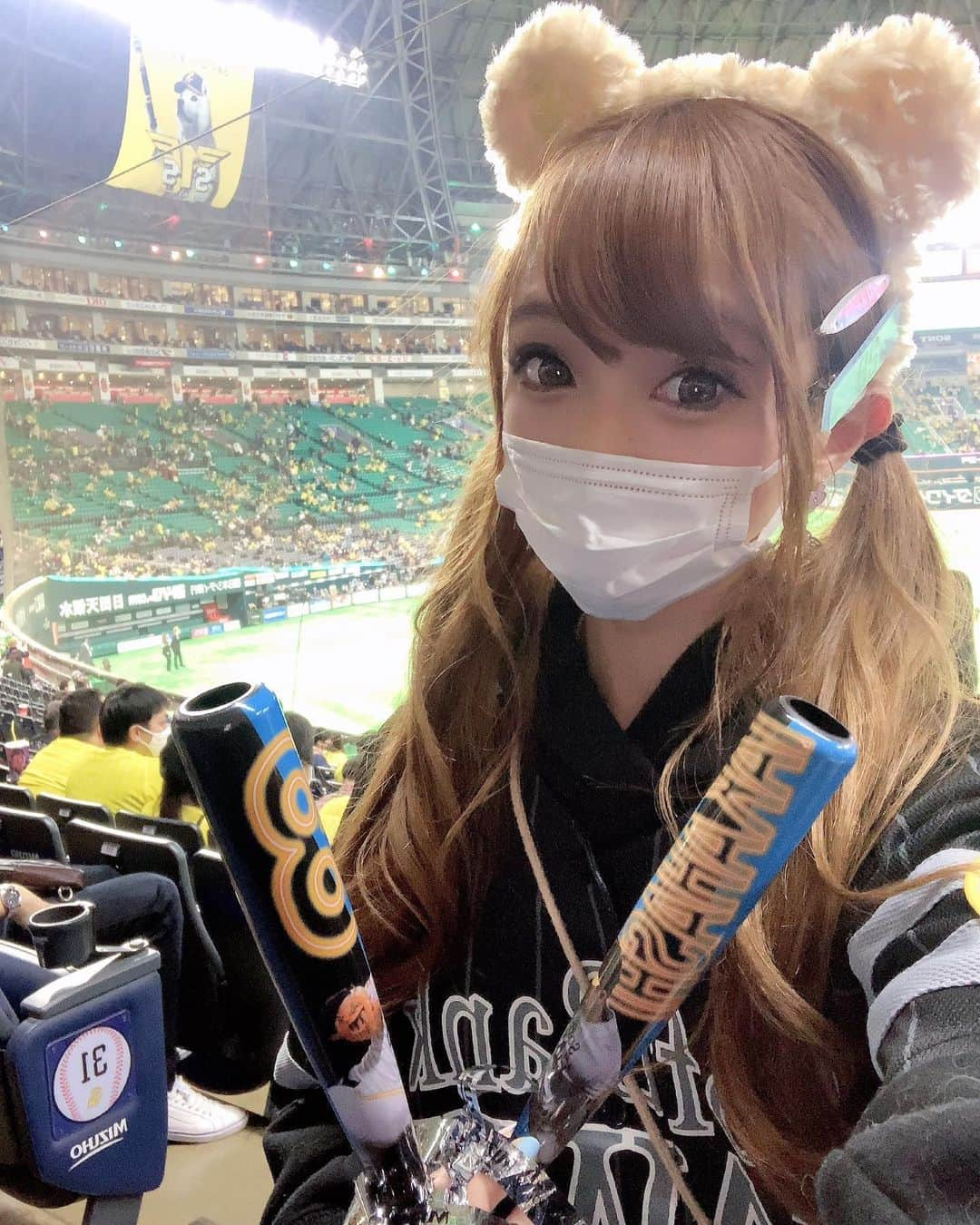 紗々木りんさんのインスタグラム写真 - (紗々木りんInstagram)「🧸#過去pic ⚾️ ♥ 日本シリーズのチケット 24日の抽選ぜんめつだったあ💔💔 明後日の先着順のチケット争奪戦、 10時からだけどお仕事だから 取れる気がしない(；ω；) ♥ 26日は野球仲間が取ってくれたから 4タテじゃなければ行けるぅ🐰💓⚾️ ♥ ♥ ♥  #クライマックスシリーズ #cs優勝  #ホークス #野球 #ソフトバンクホークス  #プロ野球 #野球観戦 #ソフトバンク  #鷹ガール #タカガール #ユニフォーム  #野球好きな人と繋がりたい #sbhawks  #中洲 #中洲キャバ嬢 #中洲キャバクラ  #キャバクラ #キャバ嬢 #キャバ #飲み屋  #野球女子 #インスタ野球女子 #福岡  #baseball #baseballlife #baseballlove」11月18日 17時34分 - rinn_sh_