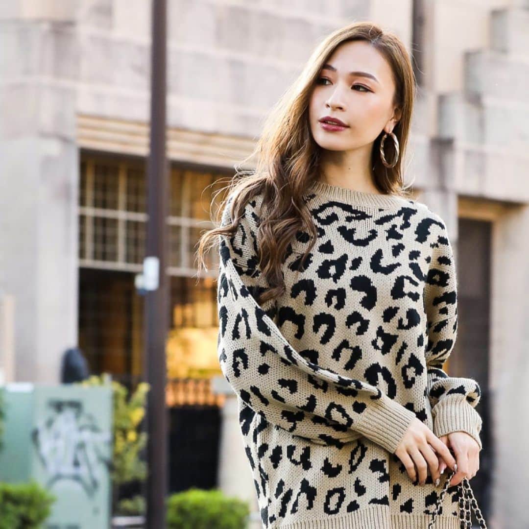デュラスさんのインスタグラム写真 - (デュラスInstagram)「【NEW ARRIVAL】 . モダンなインパクトで周囲の視線を集める、ボリューム袖のレオパード柄ニット。 ソフトな風合いで着心地が良く、ヒップを隠すゆったり感のあるシルエットでこなれ感を演出。 . 画像をタップしてアイテム詳細をチェック♪ ——————————————————— ☑︎袖ボリュームレオパード柄ニット ¥6,500(+tax) . ☑︎マーメイドニットスカート ¥6,500(+TAX)  . ☑︎キルティングショルダーバッグ ¥6,000(+tax) . ☑︎シンプルパンプス ¥9,000(+tax)  . 着用モデル　まあさ(164cm) ——————————————————— . #duras #デュラス #duras_official #coordinate #fashion #instafashion #ootd #newarrival #new #dress #followme #lady #lace #ワンピース #モテ服 #大人カジュアル #大人可愛い #オリジナル #デートコーデ#まあさ」11月18日 17時29分 - duras_official