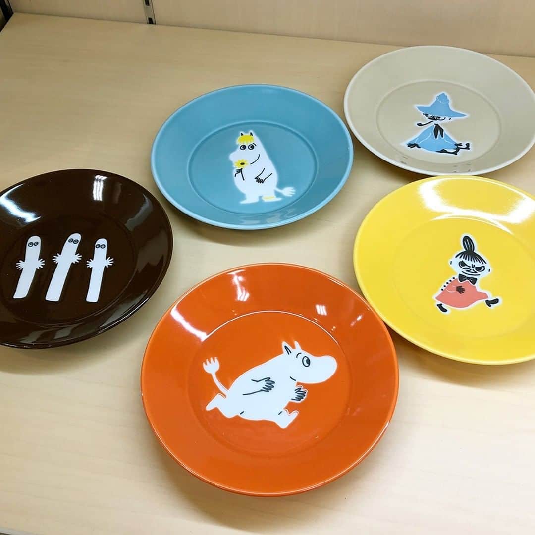 daimarusapporoさんのインスタグラム写真 - (daimarusapporoInstagram)「【北欧屋台が大丸札幌店に登場❄️】  ただいま7階 催事場と1階 特設会場に北欧の様々なブランドやショップが集まった「北欧屋台」を開催中です。  会場には北欧雑貨やクリスマスオーナメント、ファブリック、食器や陶器、アクセサリー、北欧からの輸入食品など北欧が楽しめるアイテムが勢ぞろいしています😍  ◎7階 催事場では ・24のメモリが描かれ、中に入れたお酒をクリスマスまで少しずつ飲み進めるという大人版アドベントカレンダー「クリスマスボトル(写真4枚目)」。  ・約100年前からデンマーク郵便局で発行されている「切手シール(写真7枚目)」は年代別に販売されています。中でも100年前の切手シールは必見！  ・人気キャラクター「リサ・ラーソン(写真2枚目)」や「ムーミン(写真3枚目)」グッズも種類豊富！  など、北欧の厳しい冬を明るく楽しめるようなポップなアイテムが盛りだくさんです❤️  ◎1階 特設会場では デンマークのチョコレートブランド〈ピーターバイヤー〉のチョコレートやカラフルな「もこもこソックス(写真6枚目)」などギフトにおすすめのアイテムが勢ぞろい✨  これから訪れる寒い冬を明るく楽しんでみてはいかがでしょう！ 大人も子どもも楽しめる「北欧屋台」へぜひお越しください😊  北欧屋台クリスマスマーケット 11/18(水)→23(月・祝) 7階 催事場・1階 特設会場 ※7階催事場は最終日は午後5時閉場 1階特設会場は午後8時閉場  #北欧 #北欧マーケット #リサラーソン  #ムーミン #キッピス #北欧屋台 #インテリア #クリスマス #北欧雑貨 #北欧屋台クリスマスマーケット  #大丸札幌」11月18日 17時29分 - daimarusapporo