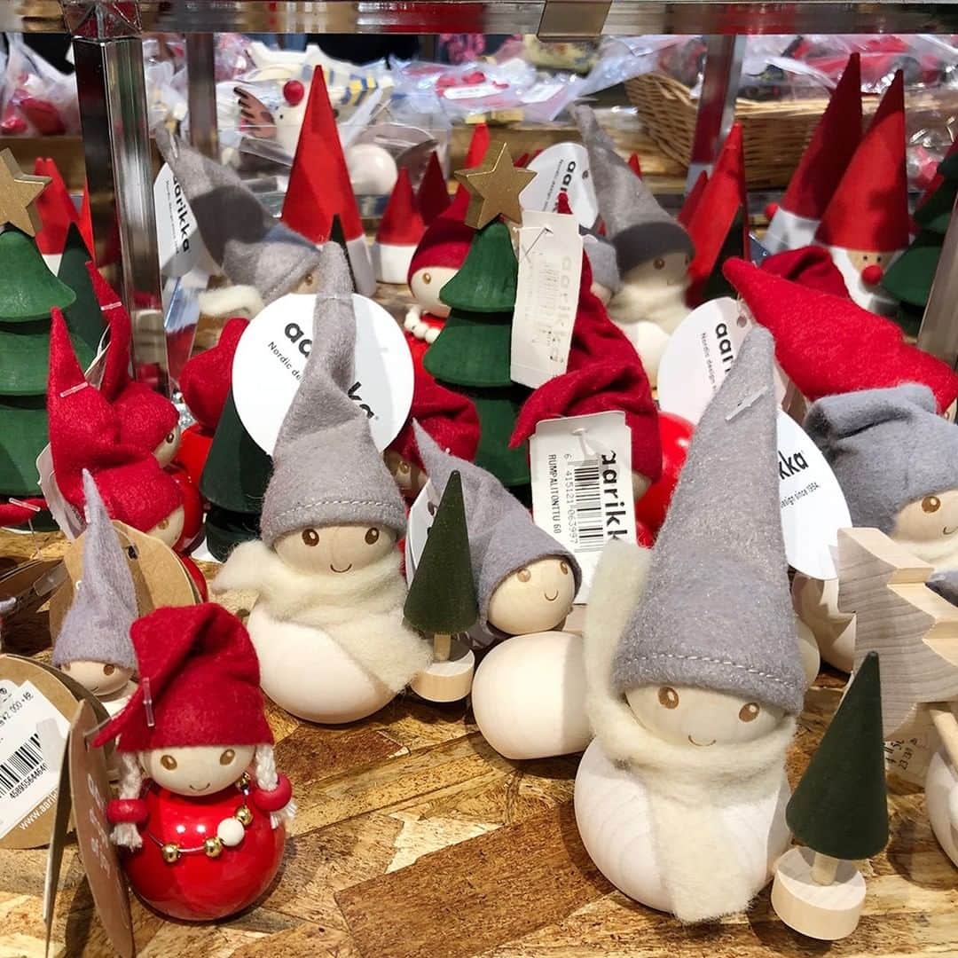 daimarusapporoさんのインスタグラム写真 - (daimarusapporoInstagram)「【北欧屋台が大丸札幌店に登場❄️】  ただいま7階 催事場と1階 特設会場に北欧の様々なブランドやショップが集まった「北欧屋台」を開催中です。  会場には北欧雑貨やクリスマスオーナメント、ファブリック、食器や陶器、アクセサリー、北欧からの輸入食品など北欧が楽しめるアイテムが勢ぞろいしています😍  ◎7階 催事場では ・24のメモリが描かれ、中に入れたお酒をクリスマスまで少しずつ飲み進めるという大人版アドベントカレンダー「クリスマスボトル(写真4枚目)」。  ・約100年前からデンマーク郵便局で発行されている「切手シール(写真7枚目)」は年代別に販売されています。中でも100年前の切手シールは必見！  ・人気キャラクター「リサ・ラーソン(写真2枚目)」や「ムーミン(写真3枚目)」グッズも種類豊富！  など、北欧の厳しい冬を明るく楽しめるようなポップなアイテムが盛りだくさんです❤️  ◎1階 特設会場では デンマークのチョコレートブランド〈ピーターバイヤー〉のチョコレートやカラフルな「もこもこソックス(写真6枚目)」などギフトにおすすめのアイテムが勢ぞろい✨  これから訪れる寒い冬を明るく楽しんでみてはいかがでしょう！ 大人も子どもも楽しめる「北欧屋台」へぜひお越しください😊  北欧屋台クリスマスマーケット 11/18(水)→23(月・祝) 7階 催事場・1階 特設会場 ※7階催事場は最終日は午後5時閉場 1階特設会場は午後8時閉場  #北欧 #北欧マーケット #リサラーソン  #ムーミン #キッピス #北欧屋台 #インテリア #クリスマス #北欧雑貨 #北欧屋台クリスマスマーケット  #大丸札幌」11月18日 17時29分 - daimarusapporo