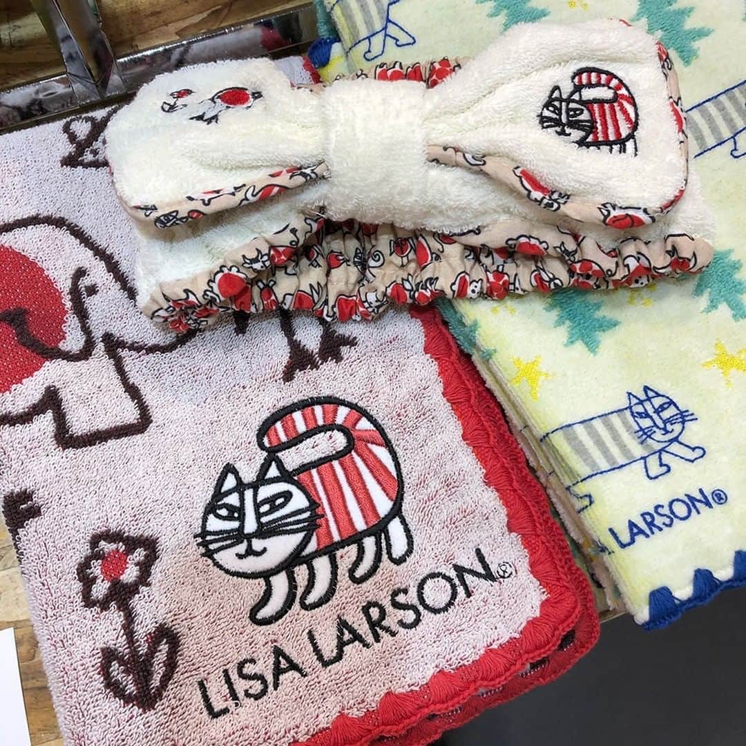 daimarusapporoさんのインスタグラム写真 - (daimarusapporoInstagram)「【北欧屋台が大丸札幌店に登場❄️】  ただいま7階 催事場と1階 特設会場に北欧の様々なブランドやショップが集まった「北欧屋台」を開催中です。  会場には北欧雑貨やクリスマスオーナメント、ファブリック、食器や陶器、アクセサリー、北欧からの輸入食品など北欧が楽しめるアイテムが勢ぞろいしています😍  ◎7階 催事場では ・24のメモリが描かれ、中に入れたお酒をクリスマスまで少しずつ飲み進めるという大人版アドベントカレンダー「クリスマスボトル(写真4枚目)」。  ・約100年前からデンマーク郵便局で発行されている「切手シール(写真7枚目)」は年代別に販売されています。中でも100年前の切手シールは必見！  ・人気キャラクター「リサ・ラーソン(写真2枚目)」や「ムーミン(写真3枚目)」グッズも種類豊富！  など、北欧の厳しい冬を明るく楽しめるようなポップなアイテムが盛りだくさんです❤️  ◎1階 特設会場では デンマークのチョコレートブランド〈ピーターバイヤー〉のチョコレートやカラフルな「もこもこソックス(写真6枚目)」などギフトにおすすめのアイテムが勢ぞろい✨  これから訪れる寒い冬を明るく楽しんでみてはいかがでしょう！ 大人も子どもも楽しめる「北欧屋台」へぜひお越しください😊  北欧屋台クリスマスマーケット 11/18(水)→23(月・祝) 7階 催事場・1階 特設会場 ※7階催事場は最終日は午後5時閉場 1階特設会場は午後8時閉場  #北欧 #北欧マーケット #リサラーソン  #ムーミン #キッピス #北欧屋台 #インテリア #クリスマス #北欧雑貨 #北欧屋台クリスマスマーケット  #大丸札幌」11月18日 17時29分 - daimarusapporo