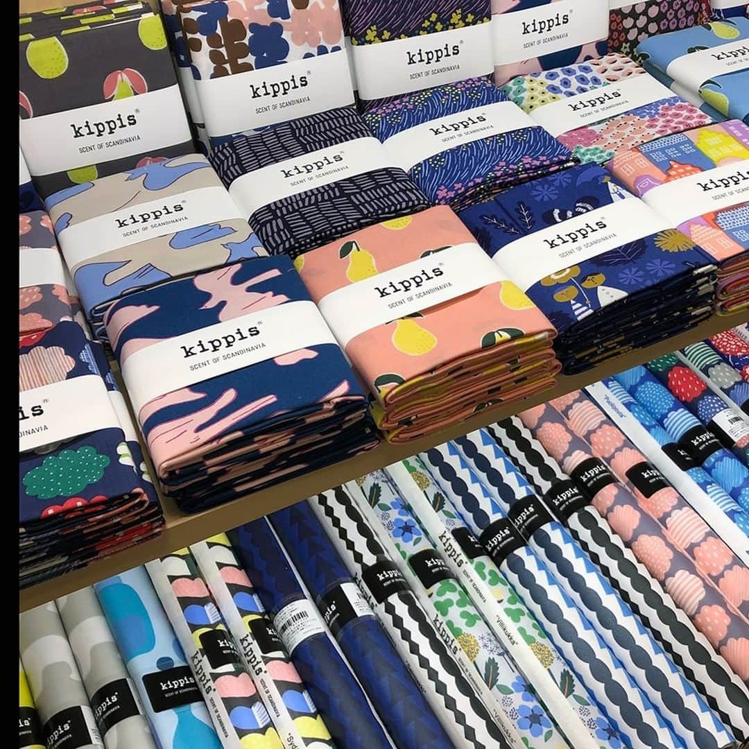 daimarusapporoさんのインスタグラム写真 - (daimarusapporoInstagram)「【北欧屋台が大丸札幌店に登場❄️】  ただいま7階 催事場と1階 特設会場に北欧の様々なブランドやショップが集まった「北欧屋台」を開催中です。  会場には北欧雑貨やクリスマスオーナメント、ファブリック、食器や陶器、アクセサリー、北欧からの輸入食品など北欧が楽しめるアイテムが勢ぞろいしています😍  ◎7階 催事場では ・24のメモリが描かれ、中に入れたお酒をクリスマスまで少しずつ飲み進めるという大人版アドベントカレンダー「クリスマスボトル(写真4枚目)」。  ・約100年前からデンマーク郵便局で発行されている「切手シール(写真7枚目)」は年代別に販売されています。中でも100年前の切手シールは必見！  ・人気キャラクター「リサ・ラーソン(写真2枚目)」や「ムーミン(写真3枚目)」グッズも種類豊富！  など、北欧の厳しい冬を明るく楽しめるようなポップなアイテムが盛りだくさんです❤️  ◎1階 特設会場では デンマークのチョコレートブランド〈ピーターバイヤー〉のチョコレートやカラフルな「もこもこソックス(写真6枚目)」などギフトにおすすめのアイテムが勢ぞろい✨  これから訪れる寒い冬を明るく楽しんでみてはいかがでしょう！ 大人も子どもも楽しめる「北欧屋台」へぜひお越しください😊  北欧屋台クリスマスマーケット 11/18(水)→23(月・祝) 7階 催事場・1階 特設会場 ※7階催事場は最終日は午後5時閉場 1階特設会場は午後8時閉場  #北欧 #北欧マーケット #リサラーソン  #ムーミン #キッピス #北欧屋台 #インテリア #クリスマス #北欧雑貨 #北欧屋台クリスマスマーケット  #大丸札幌」11月18日 17時29分 - daimarusapporo